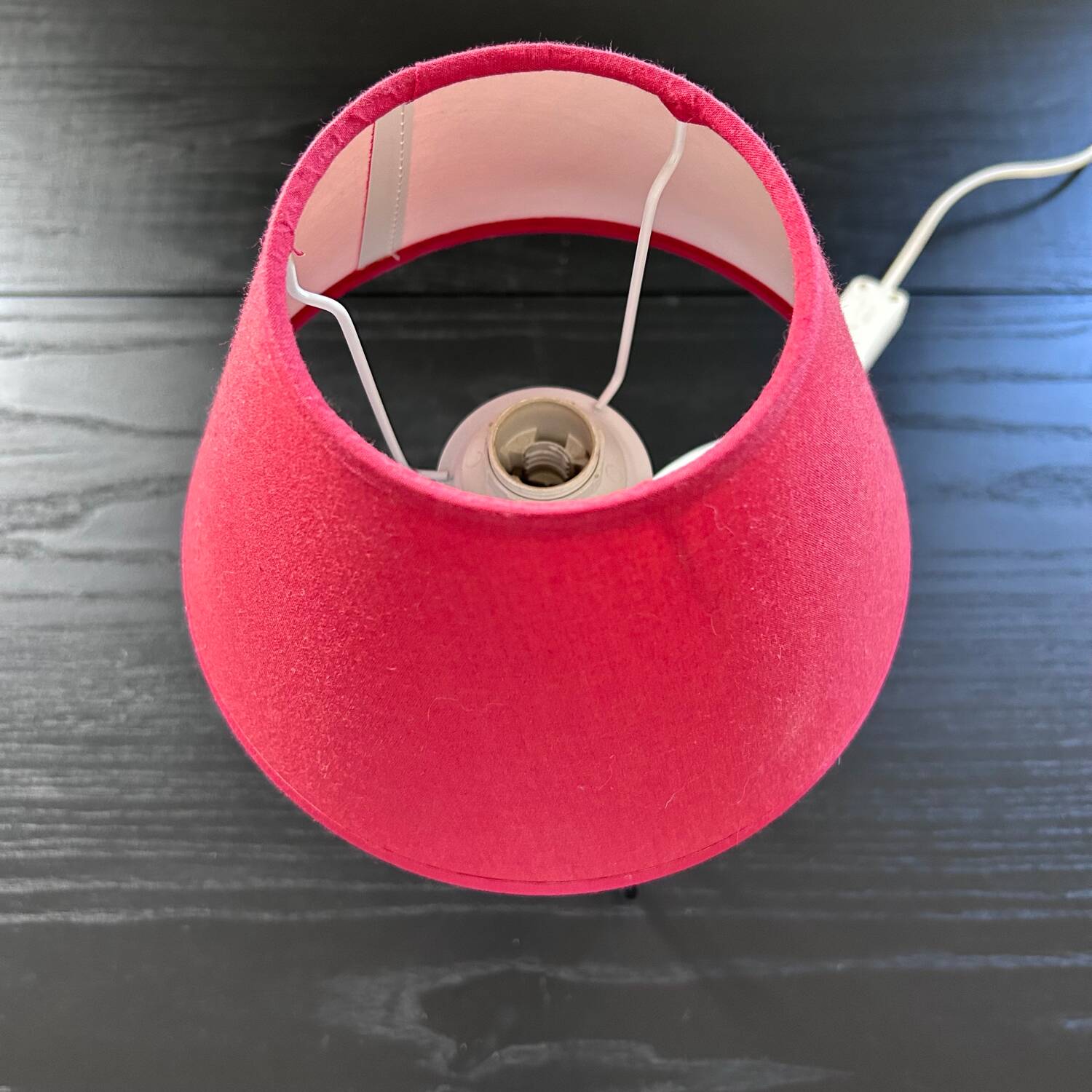 Lampe tripode en métal noir et coton rouge