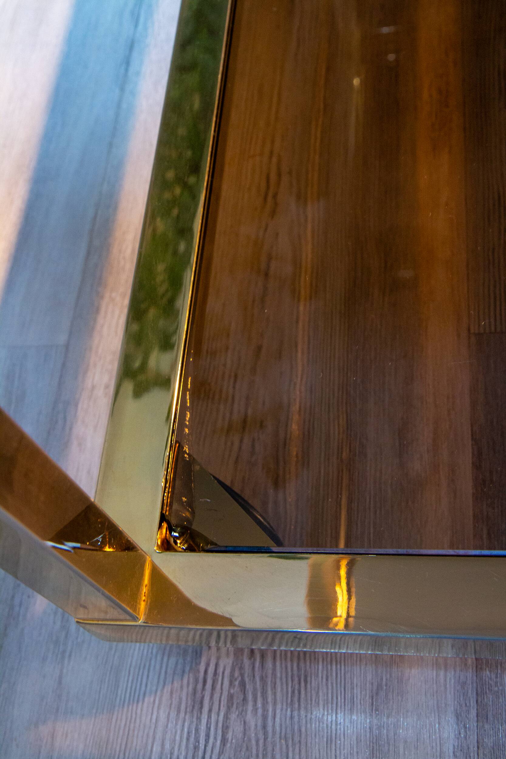Desserte, Table d'appoint métal doré et verre fumé, 1970-80