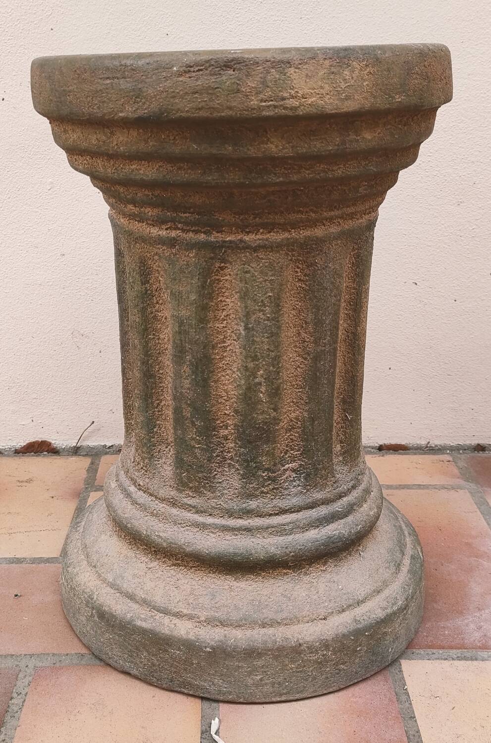 Aged ceramic column