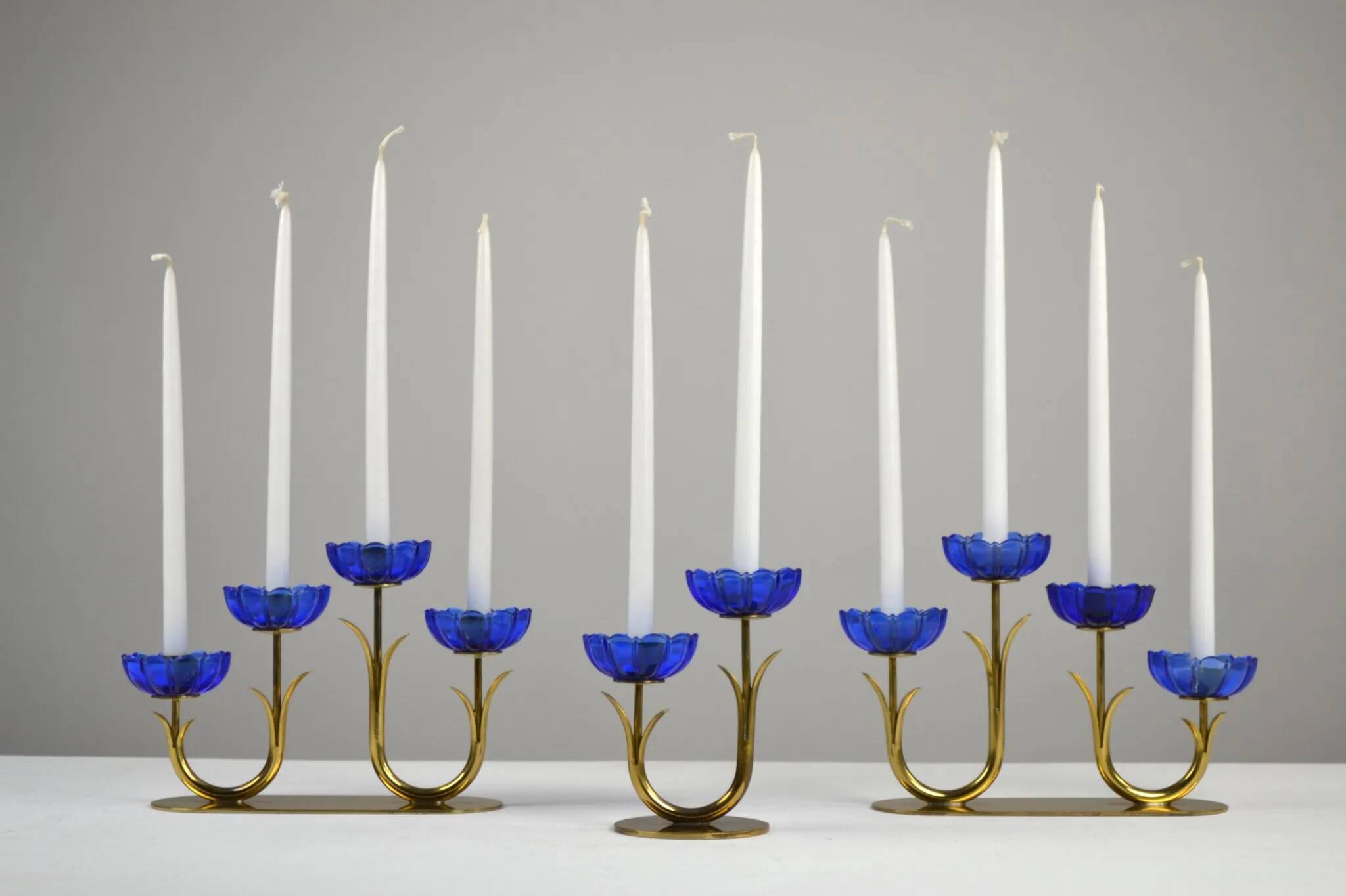 Bougeoirs en laiton massif et en verre artistique bleu cobalt par Gunnar Ander pour Ystad-Metall, Suède, années 1950.