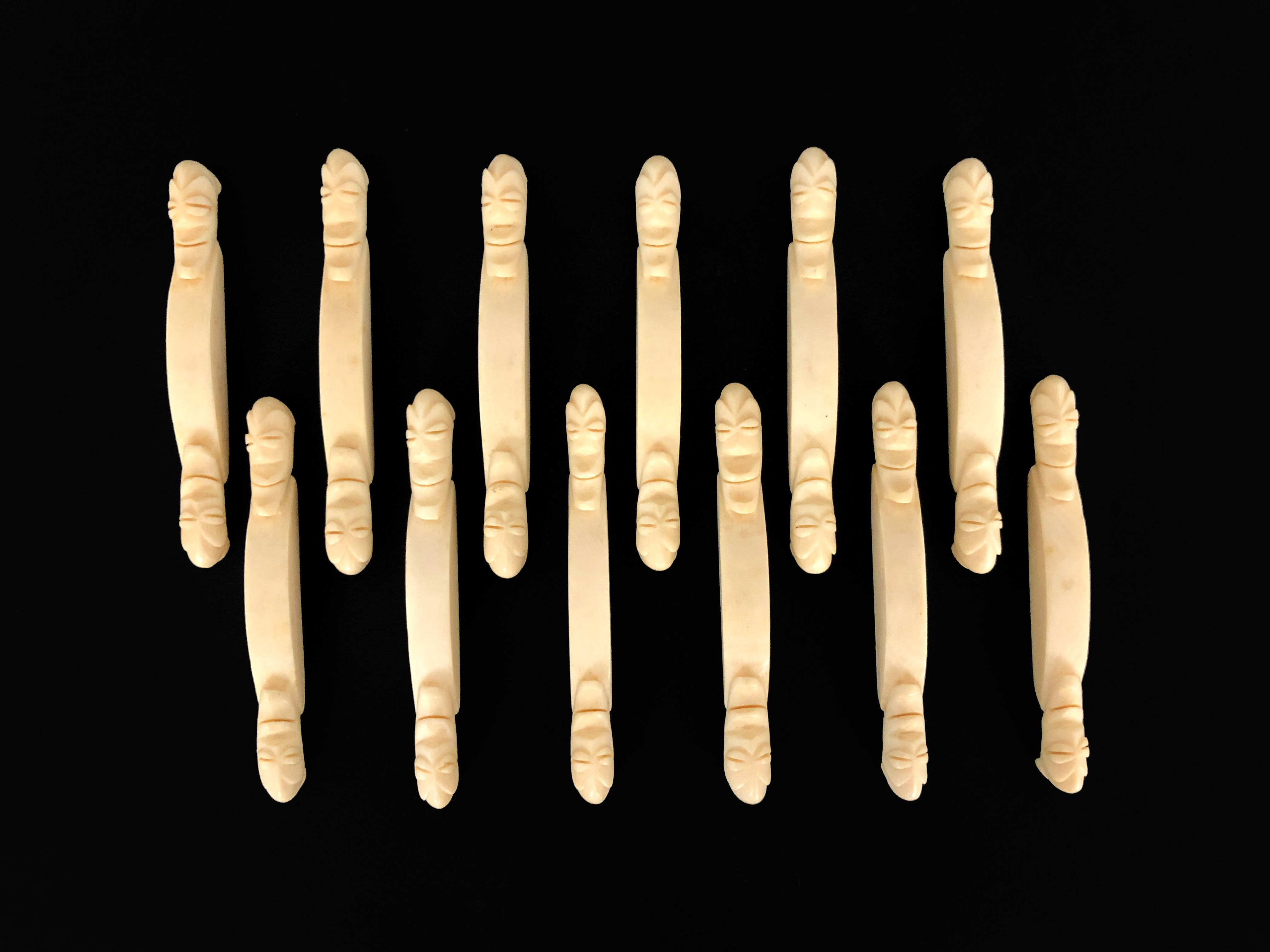 Ensemble de 12 porte-couteaux Africaniste ART TRIBAL 1920-30