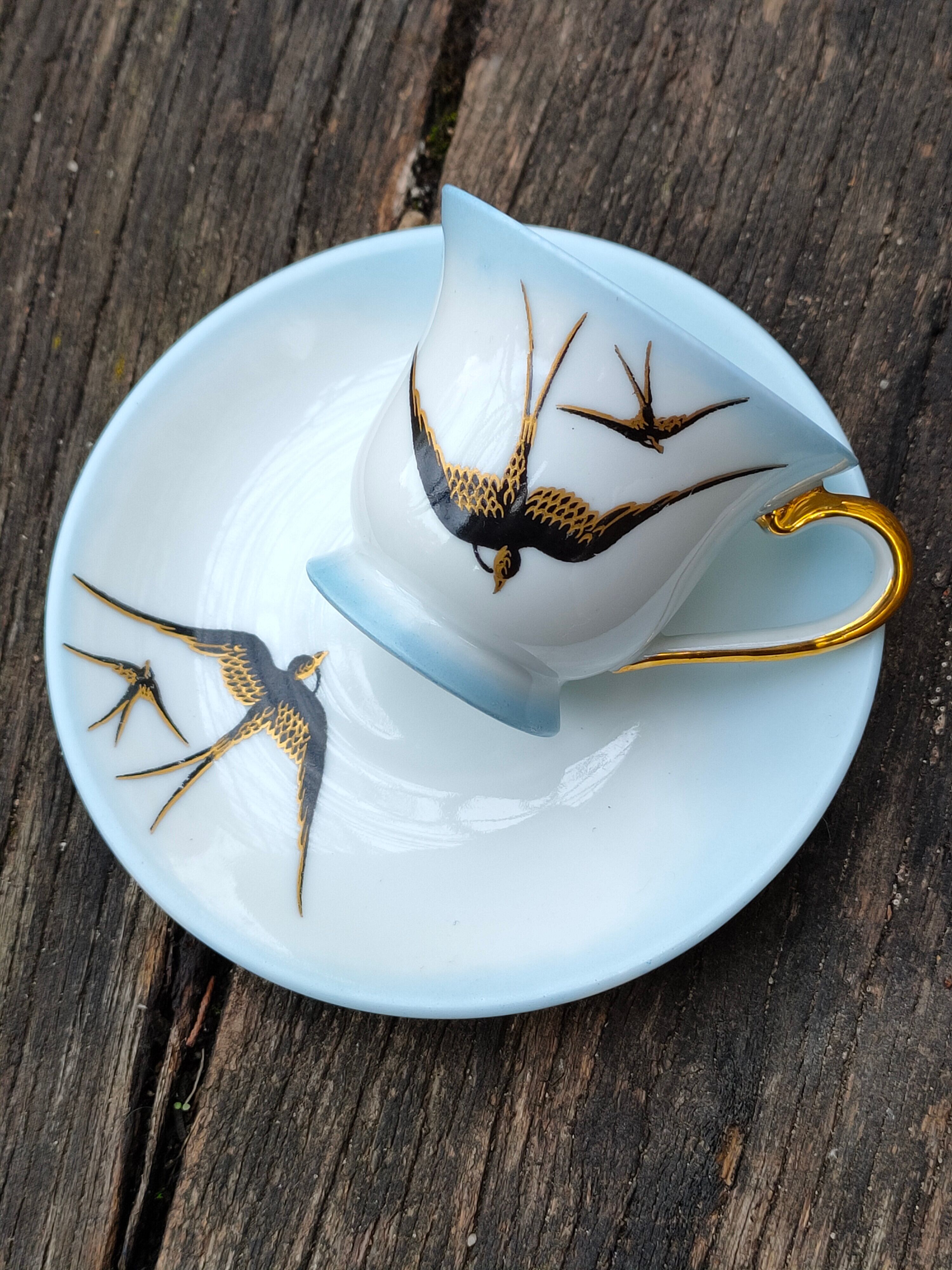 Tasse et sa soucoupe en porcelaine de Limoges motif "hirondelles"