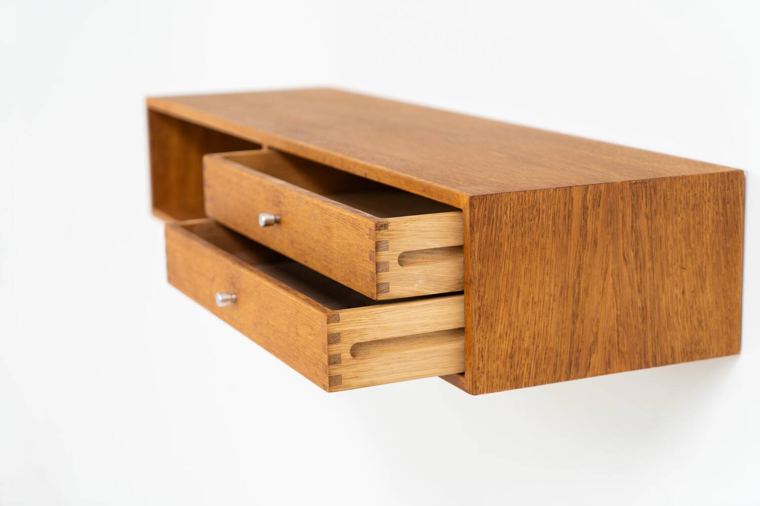 Rare console murale « Modèle 132 » en chêne par Aksel Kjersgaard (Danemark, années 1950).