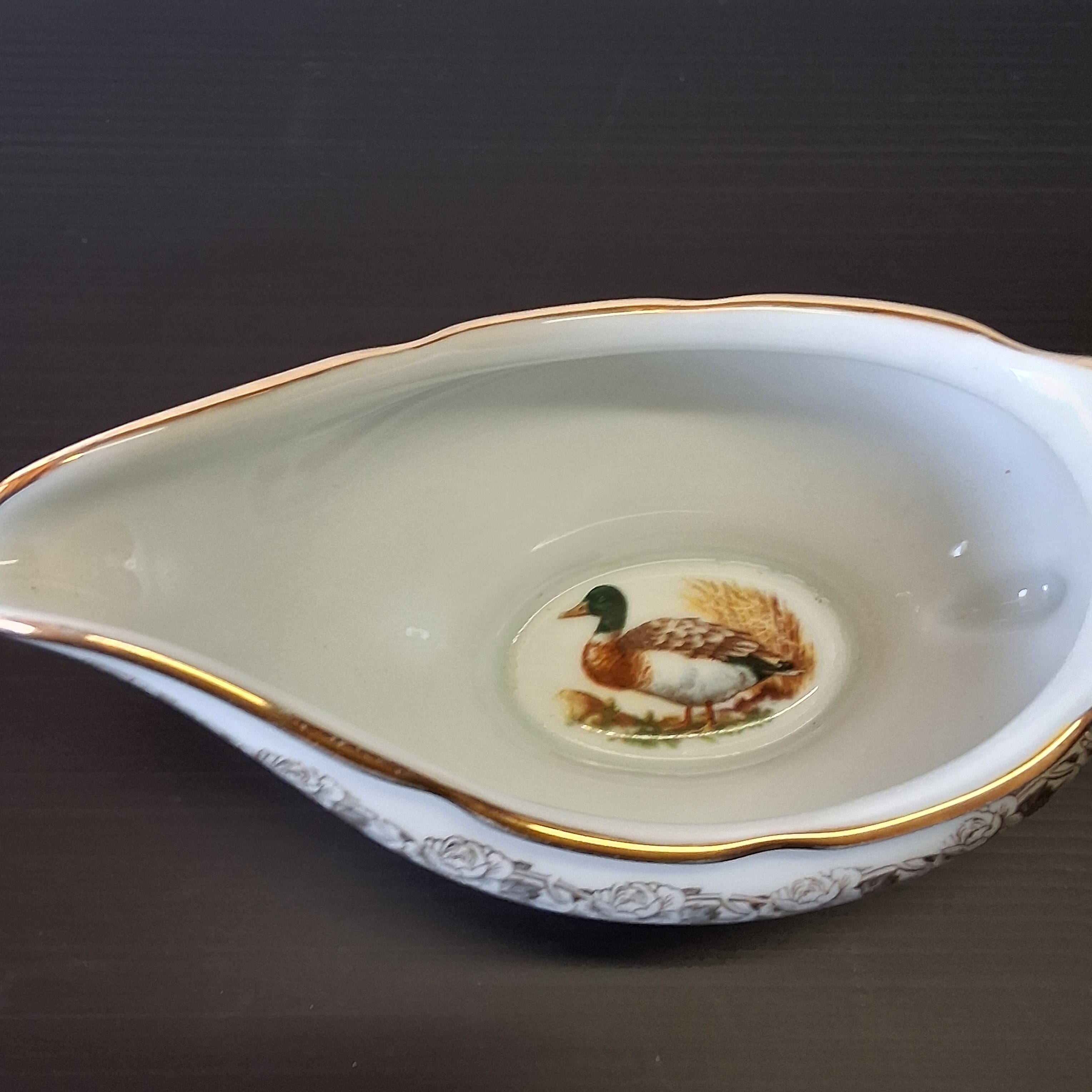 Very pretty porcelain sauceboat from Vierzon in very good condition.