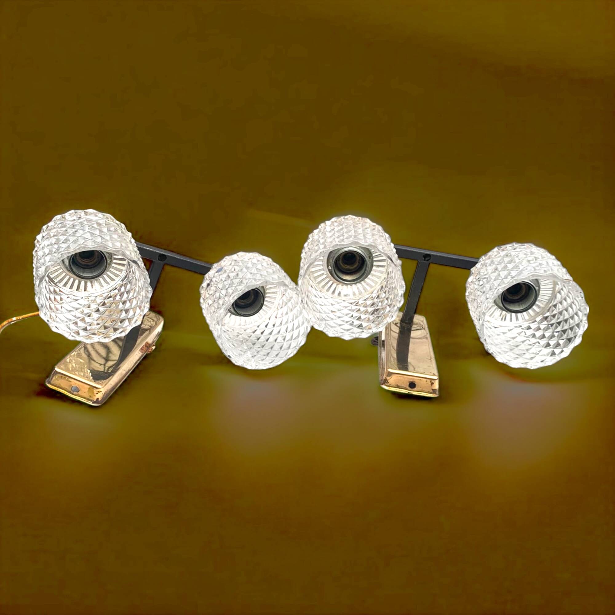 Pair of wall sconces in gilded brass and textured glass