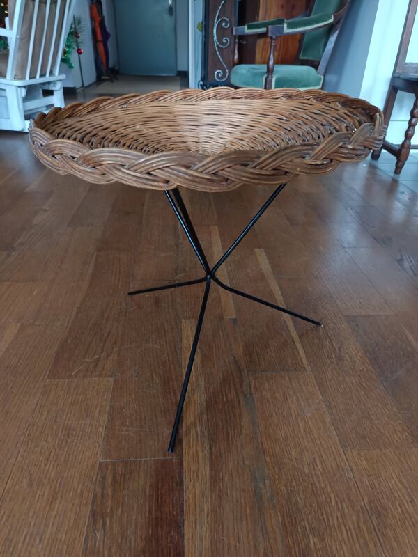 gueridon vintage en osier tressé pietement tripode en métal noir 1960