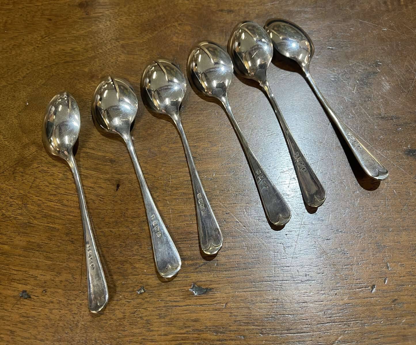 Coffret de 6 cuillères à dessert anglaises en métal argenté