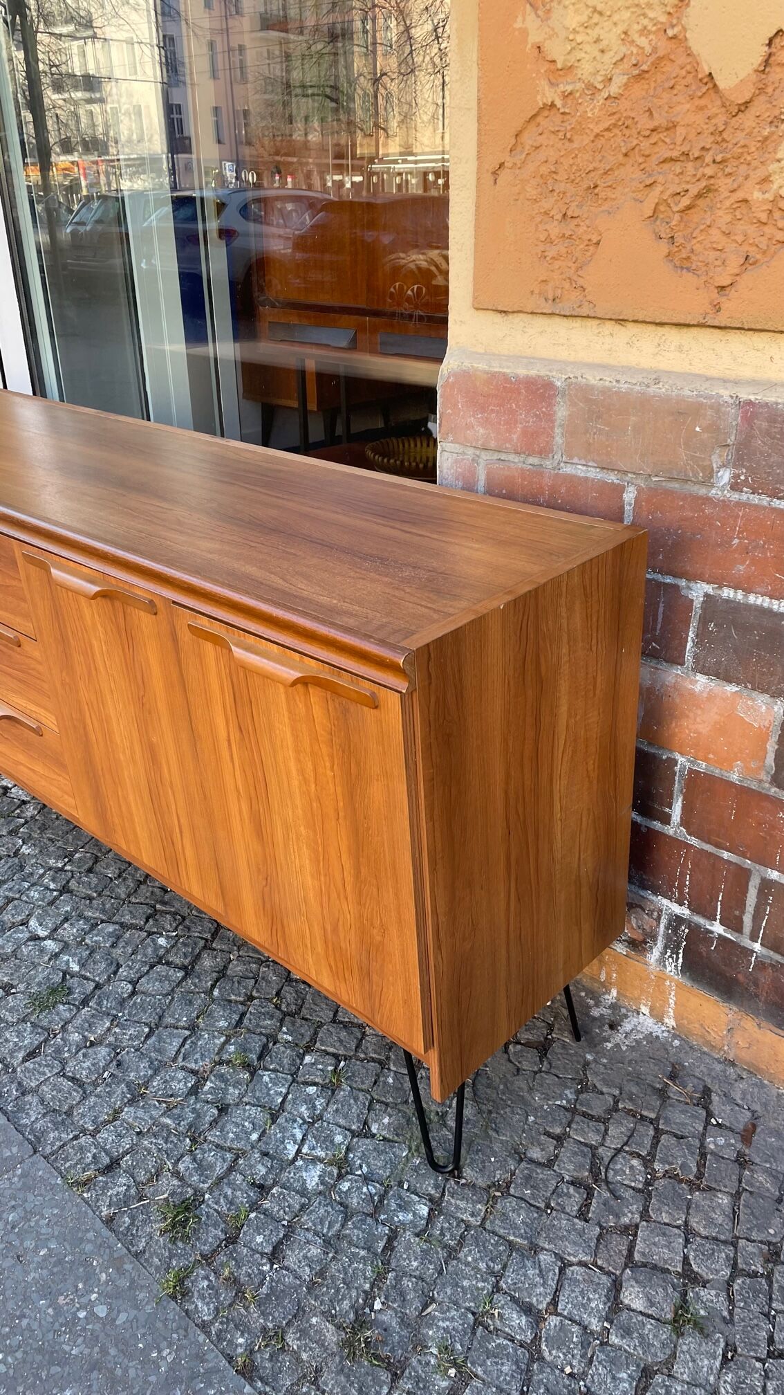 80s row with compass feet