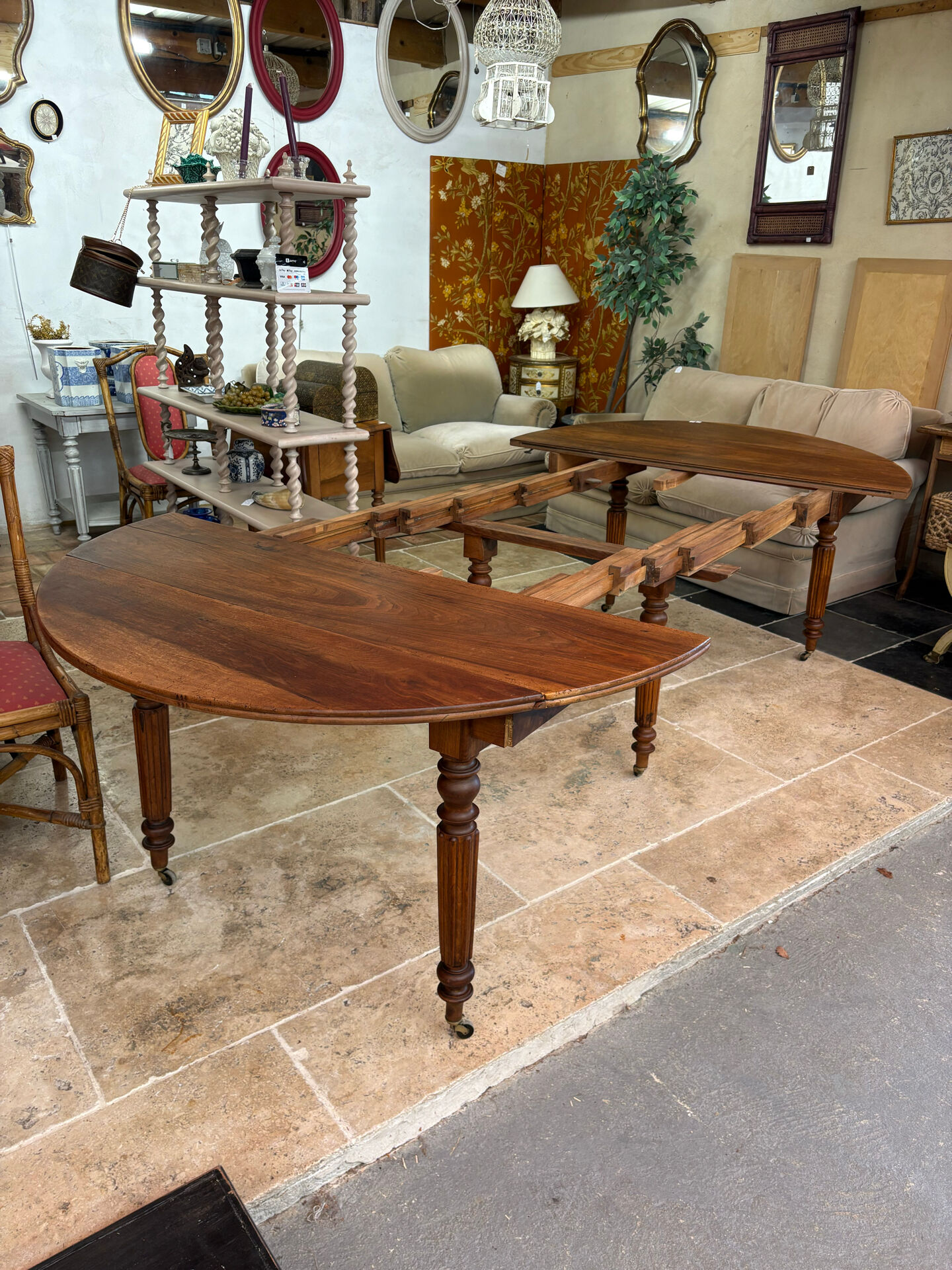Extendable dining table