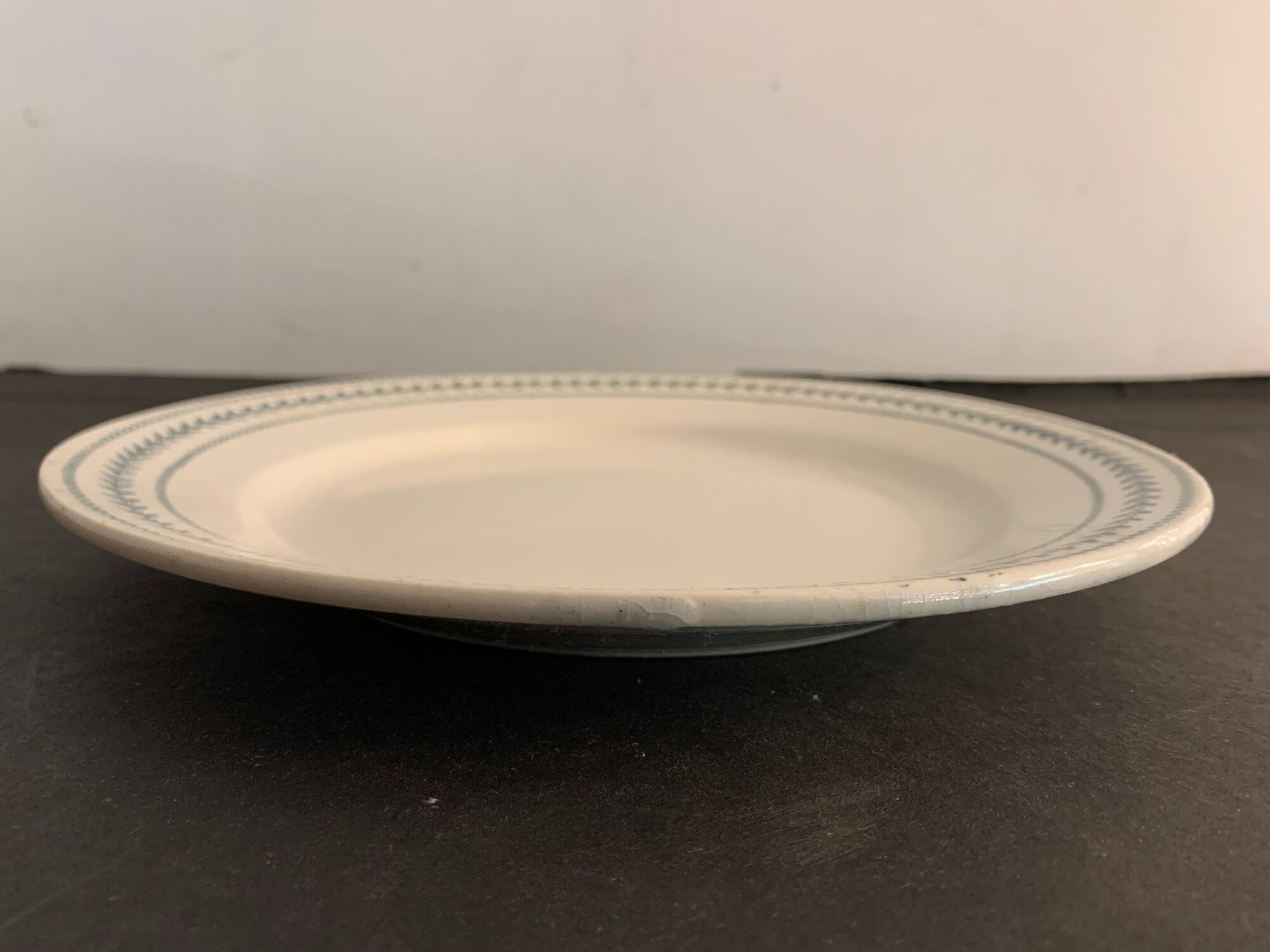 8 flat plates in opaque porcelain from Gien Terre de Fer, model Lauriers, XXth