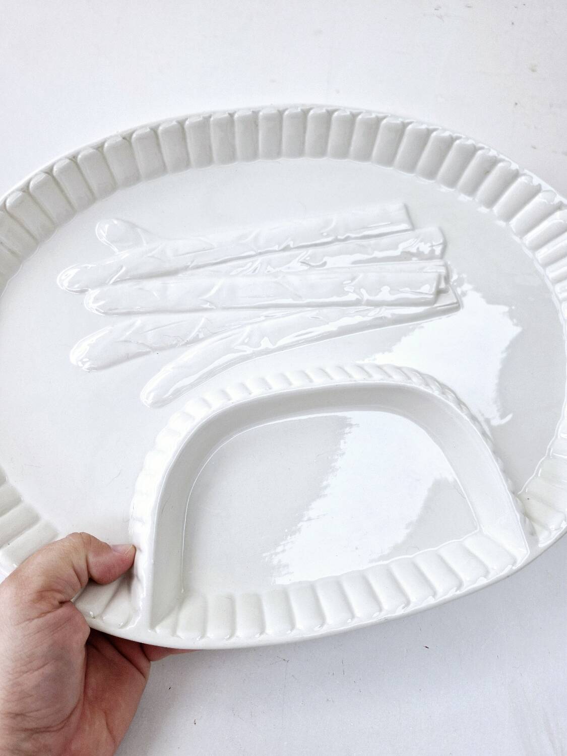 Grand plat a asperges compartimenté vintage blanc céramique barbotine 43.5x28 cm