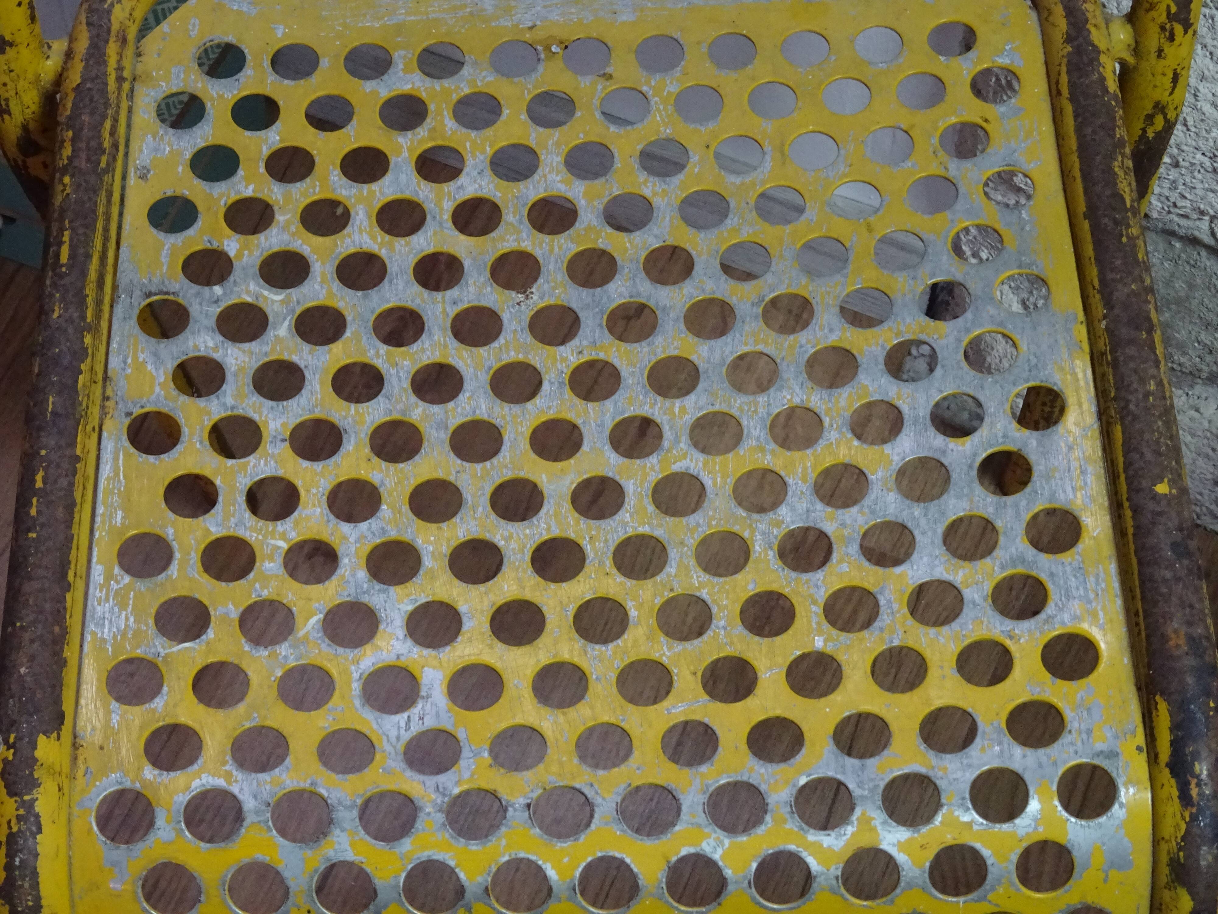 Chaises métal jaune  tôle perforée
