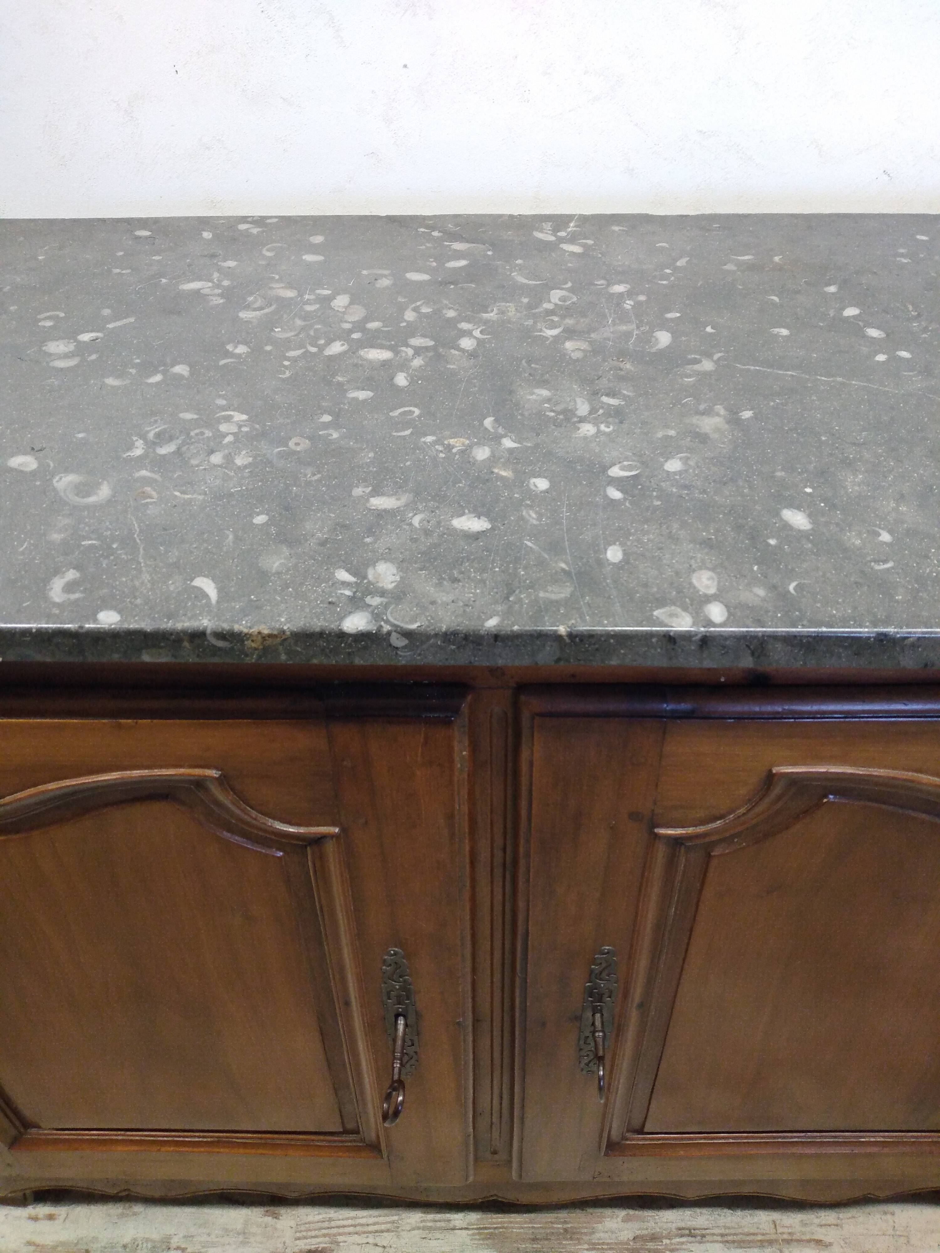 Buffet bas avec marbre