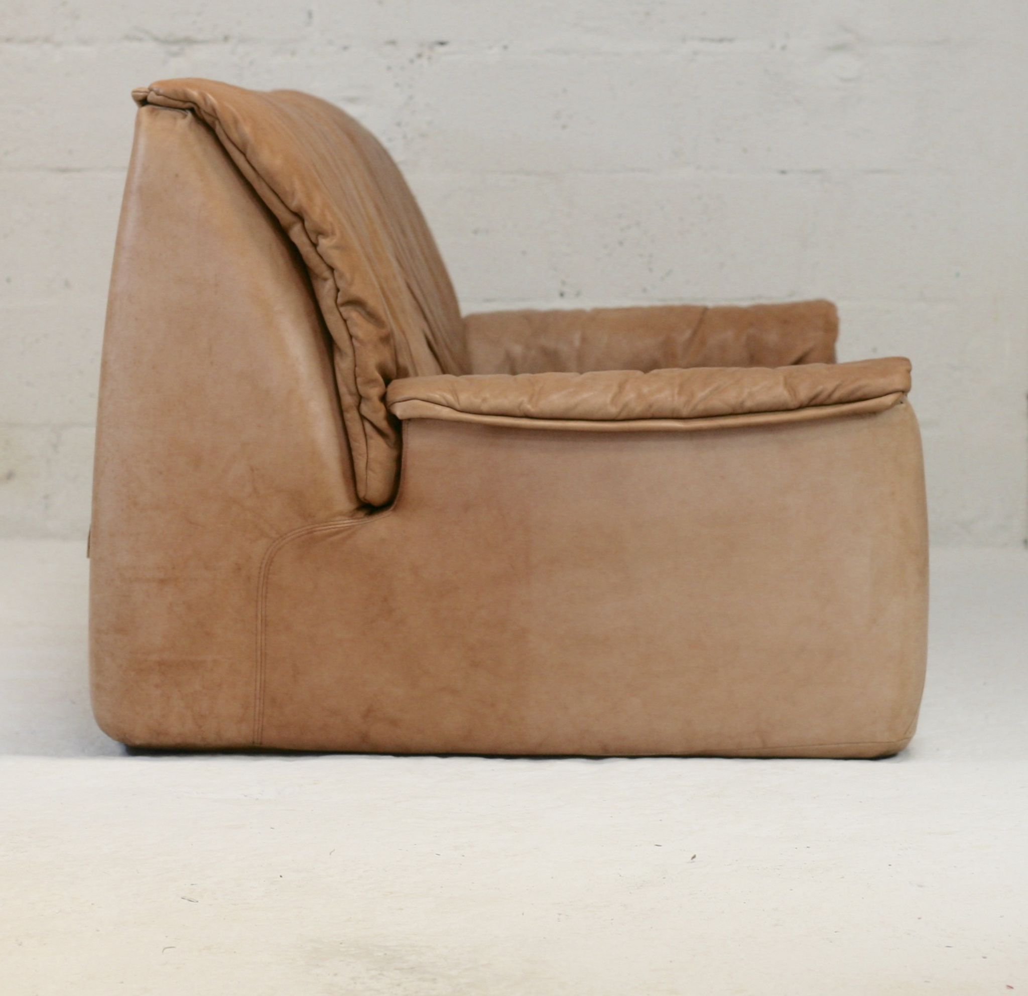 Cinna sofa. Circa 1970. Foam and "caramel" leather. 3 seats.