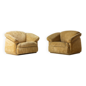 Pair of Italian lounge club chairs in ochre velvet, 1970s