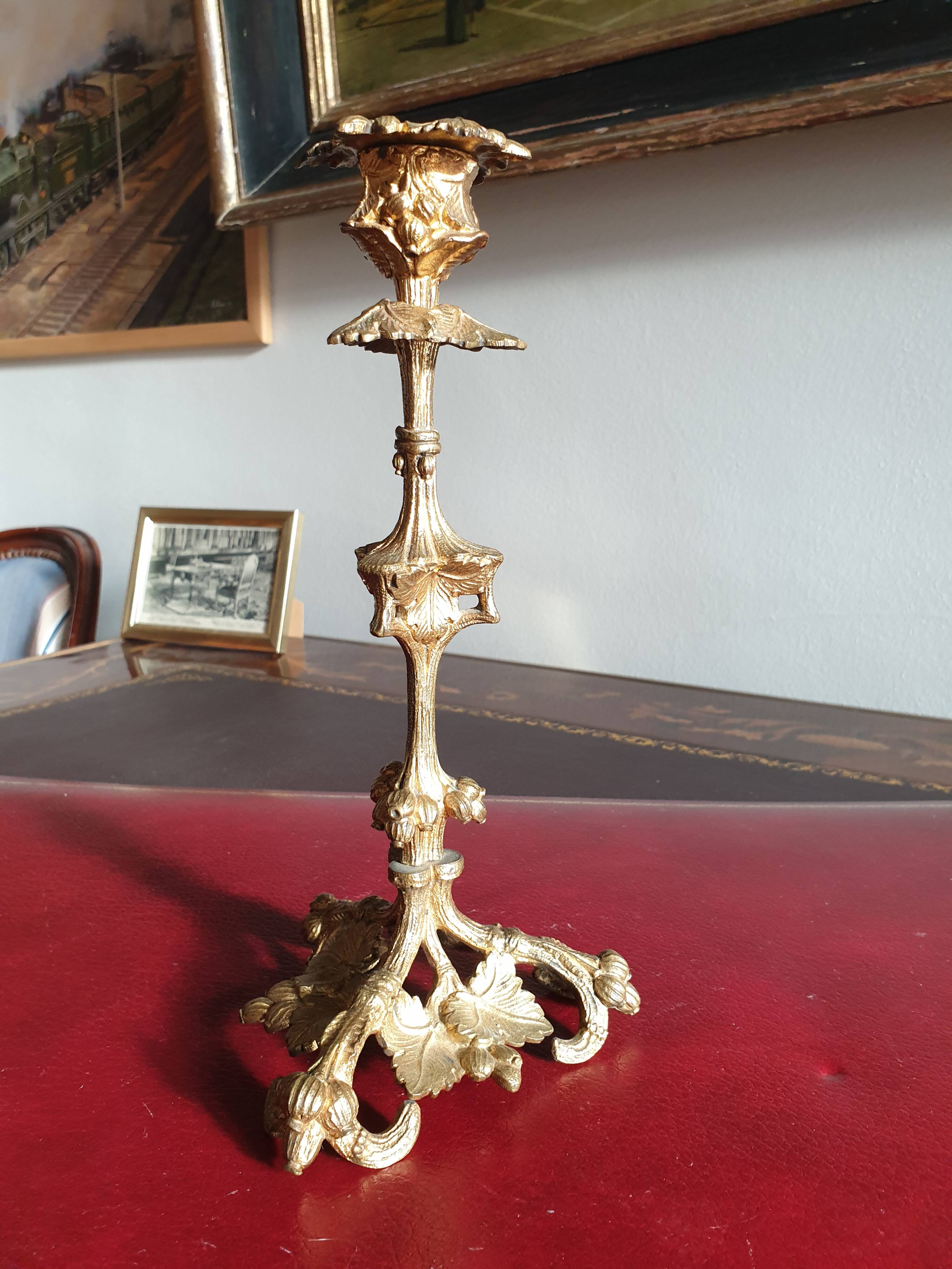 19th-century gilded bronze candlestick with leaf motifs, height 23.5 cm.
