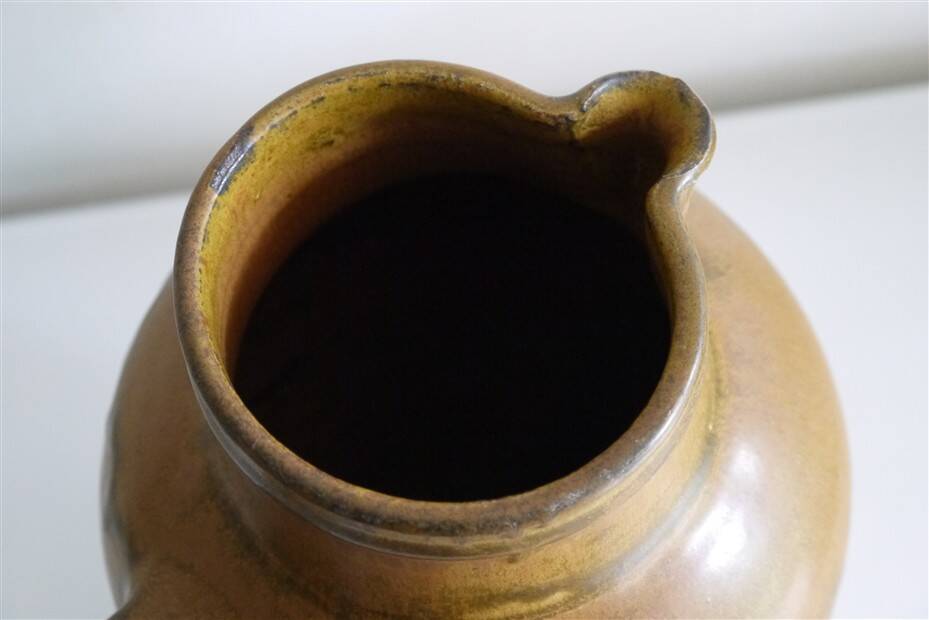 Handled stoneware vase by Michel Pastore