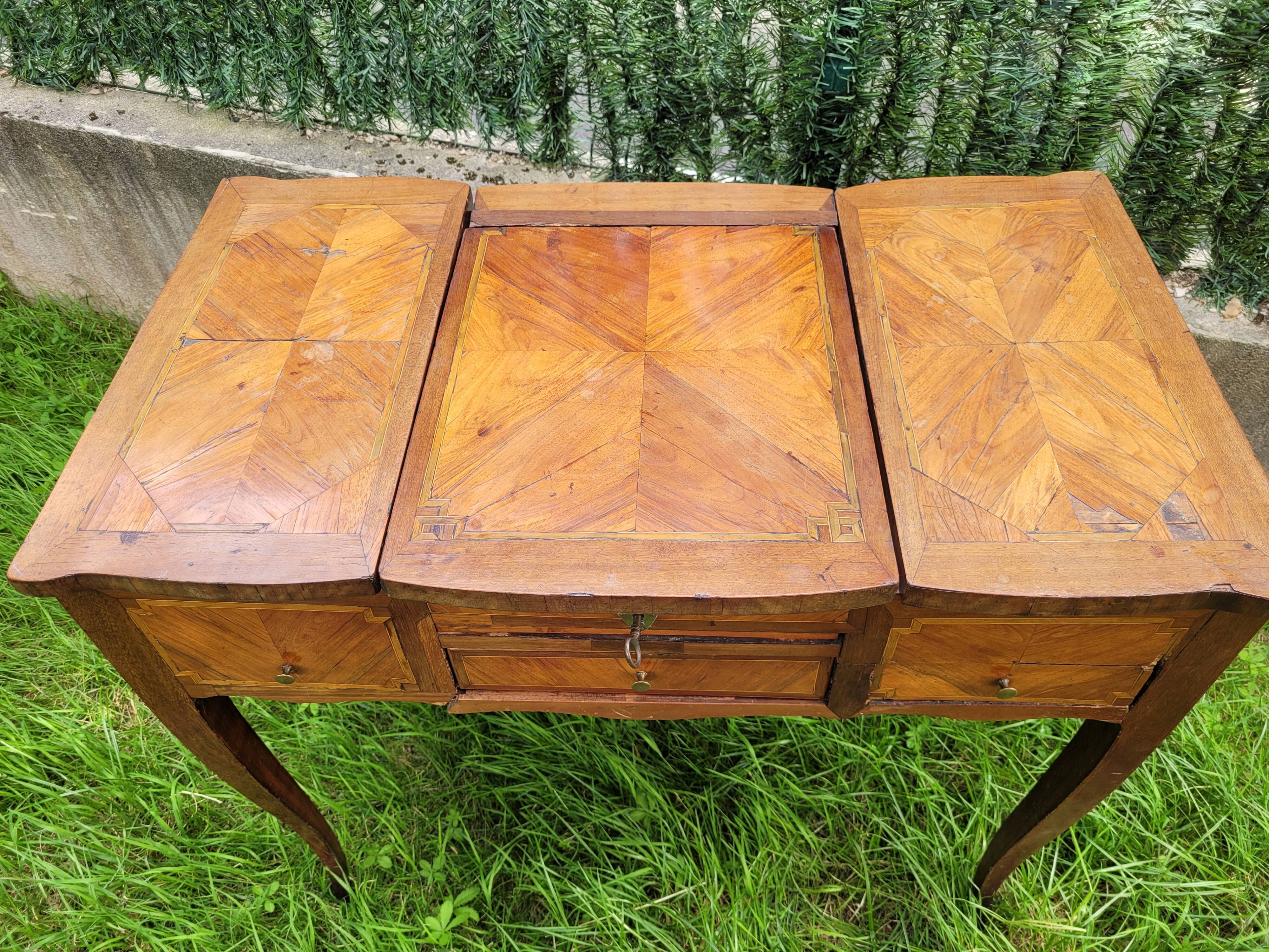 Coiffeuse d'époque louis xv en bois de plaquage