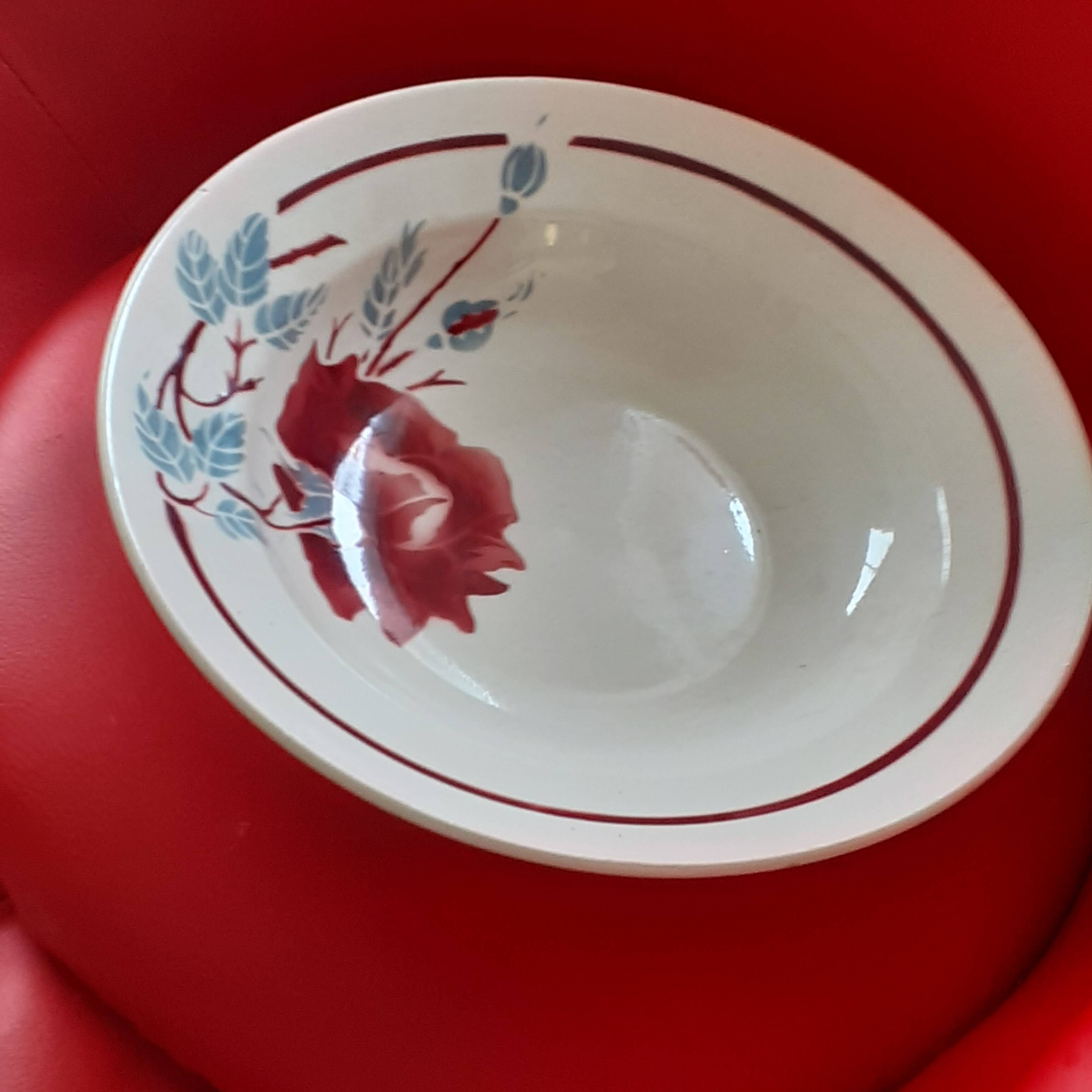 Hollow flat. Lunèville. Lyne model. Large red rose pattern.