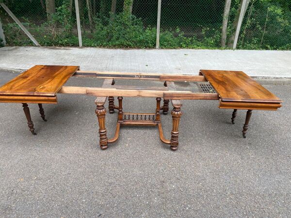 Table à manger extensible style Henri II en noyer massif, XIXème