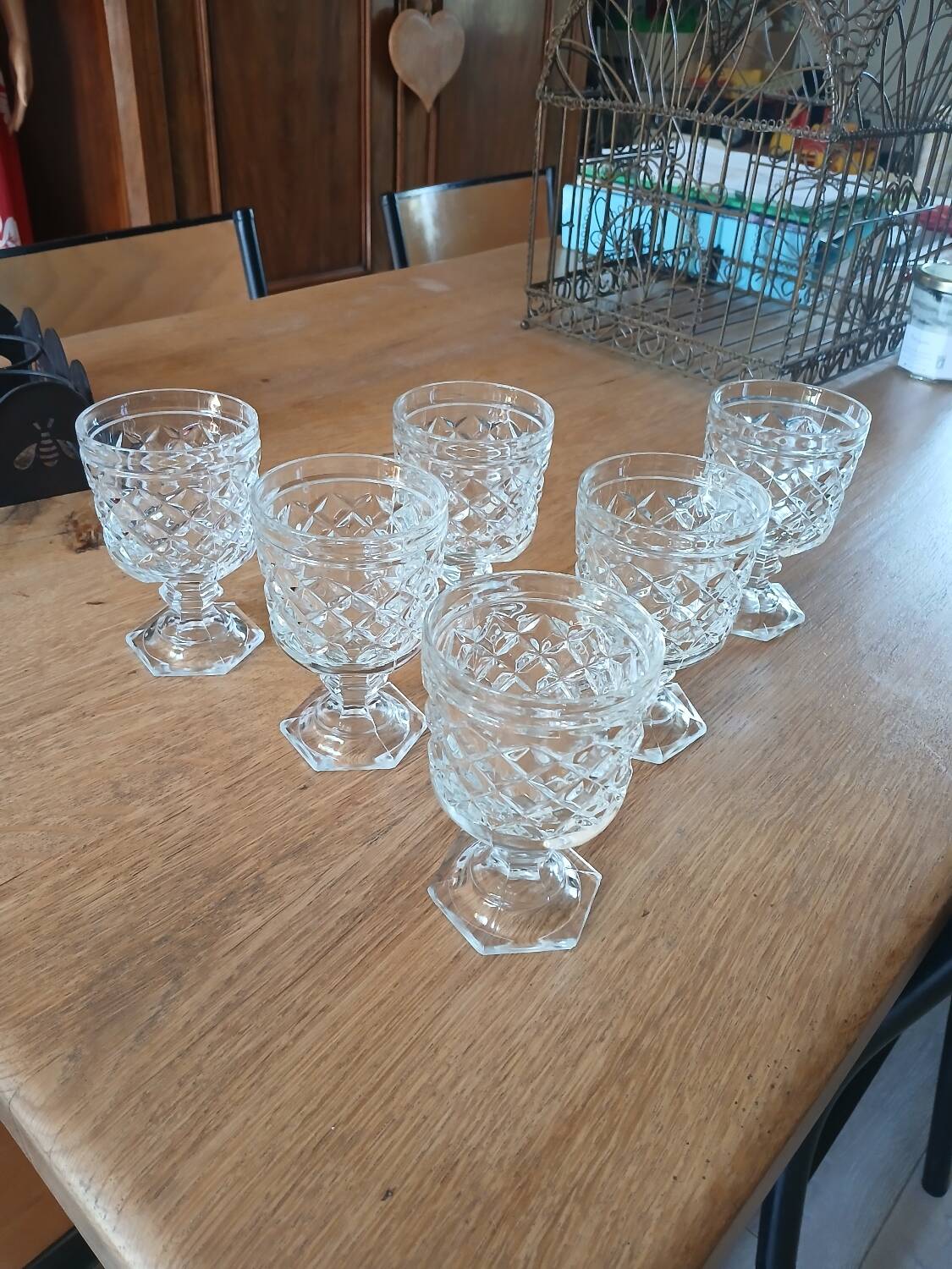 6 verres à pied en verre taillé