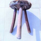 Tabouret tripode rustique siège recouvert de peau de chèvre avec renforts sous siège