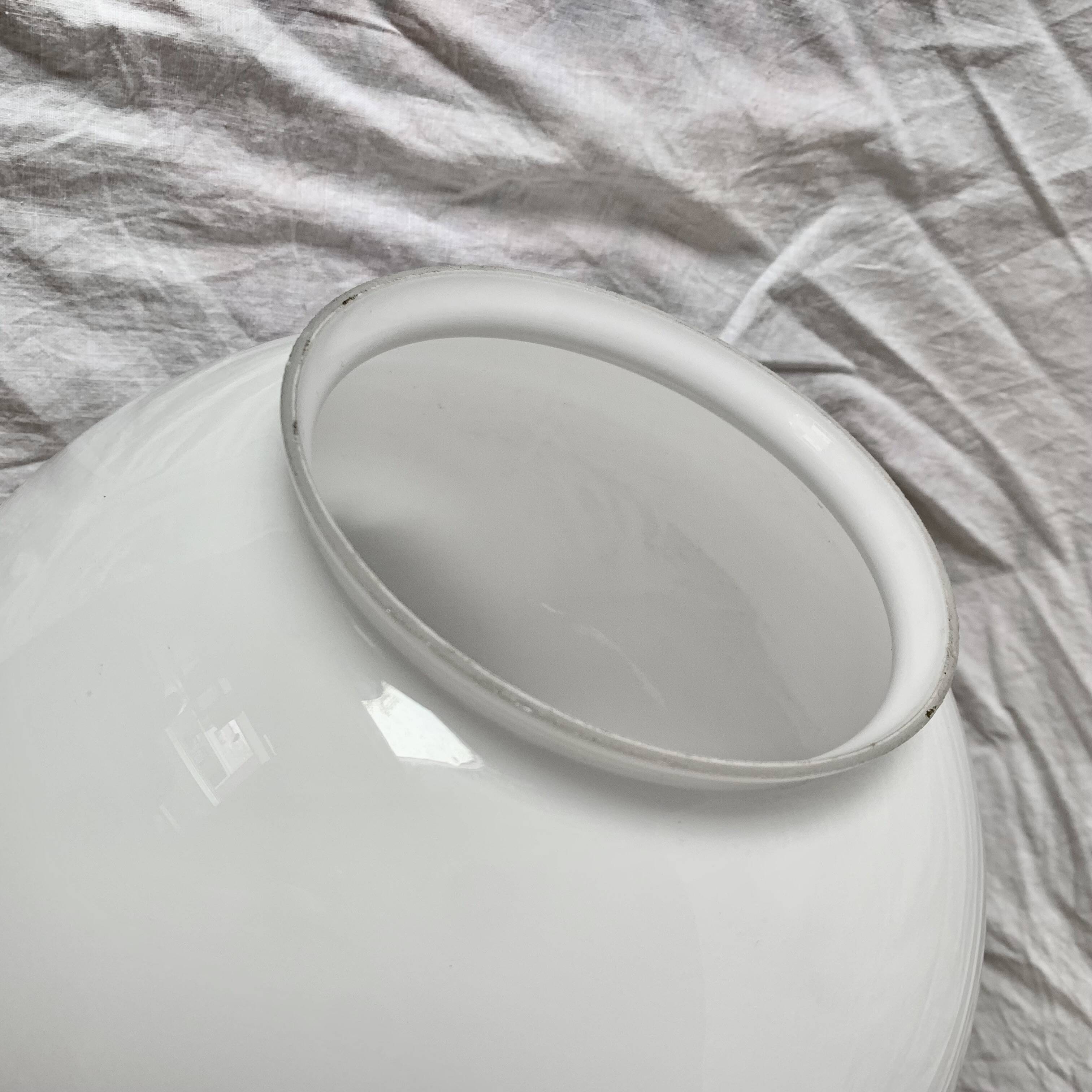 Globe boule vintage en opaline blanche - 28 cm