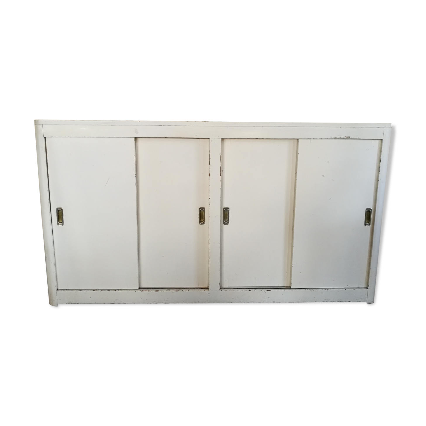 Buffet sliding doors