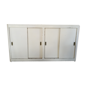 Buffet sliding doors