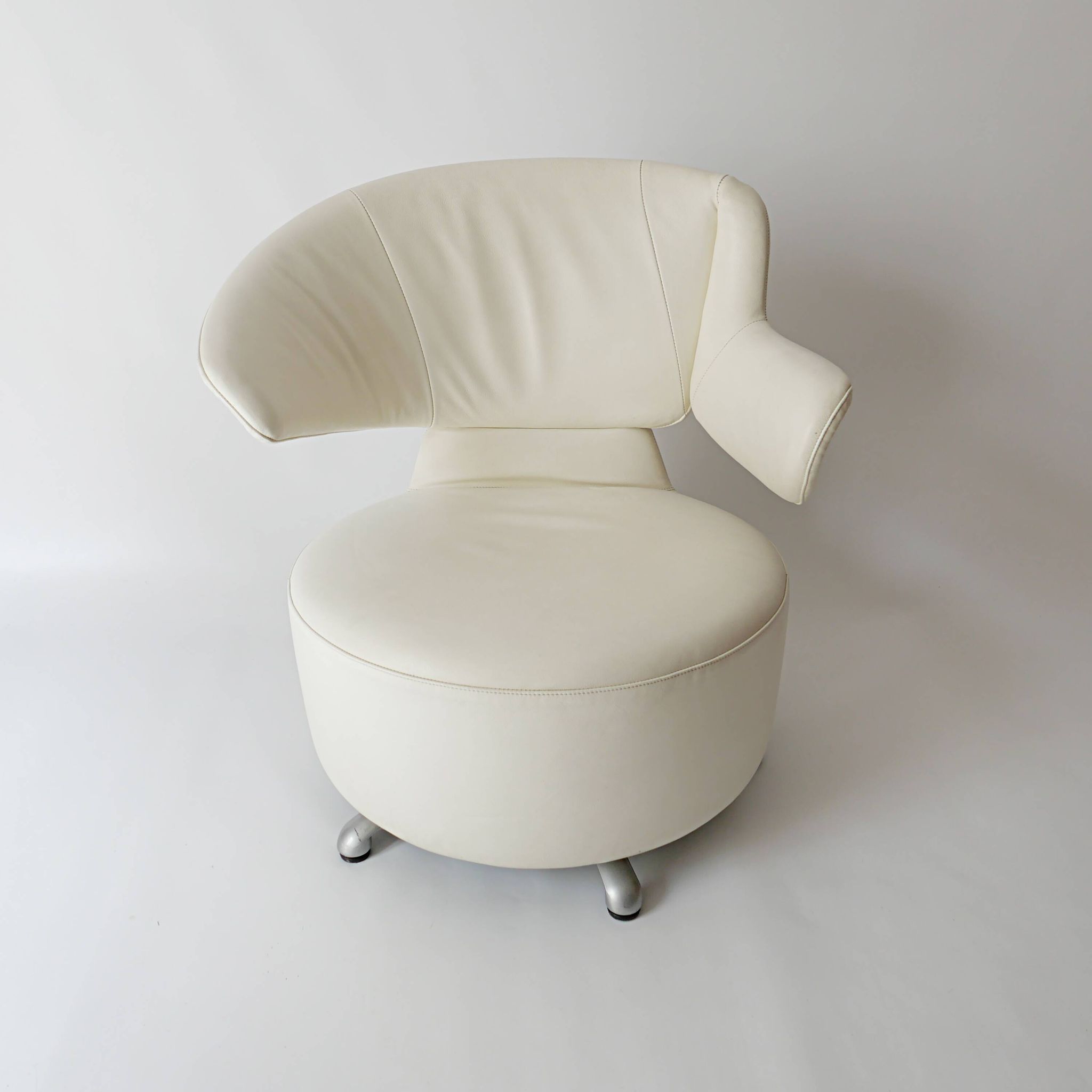 Canta and Aki swivel chairs in leather by Toshiyuki Kita for Cassina