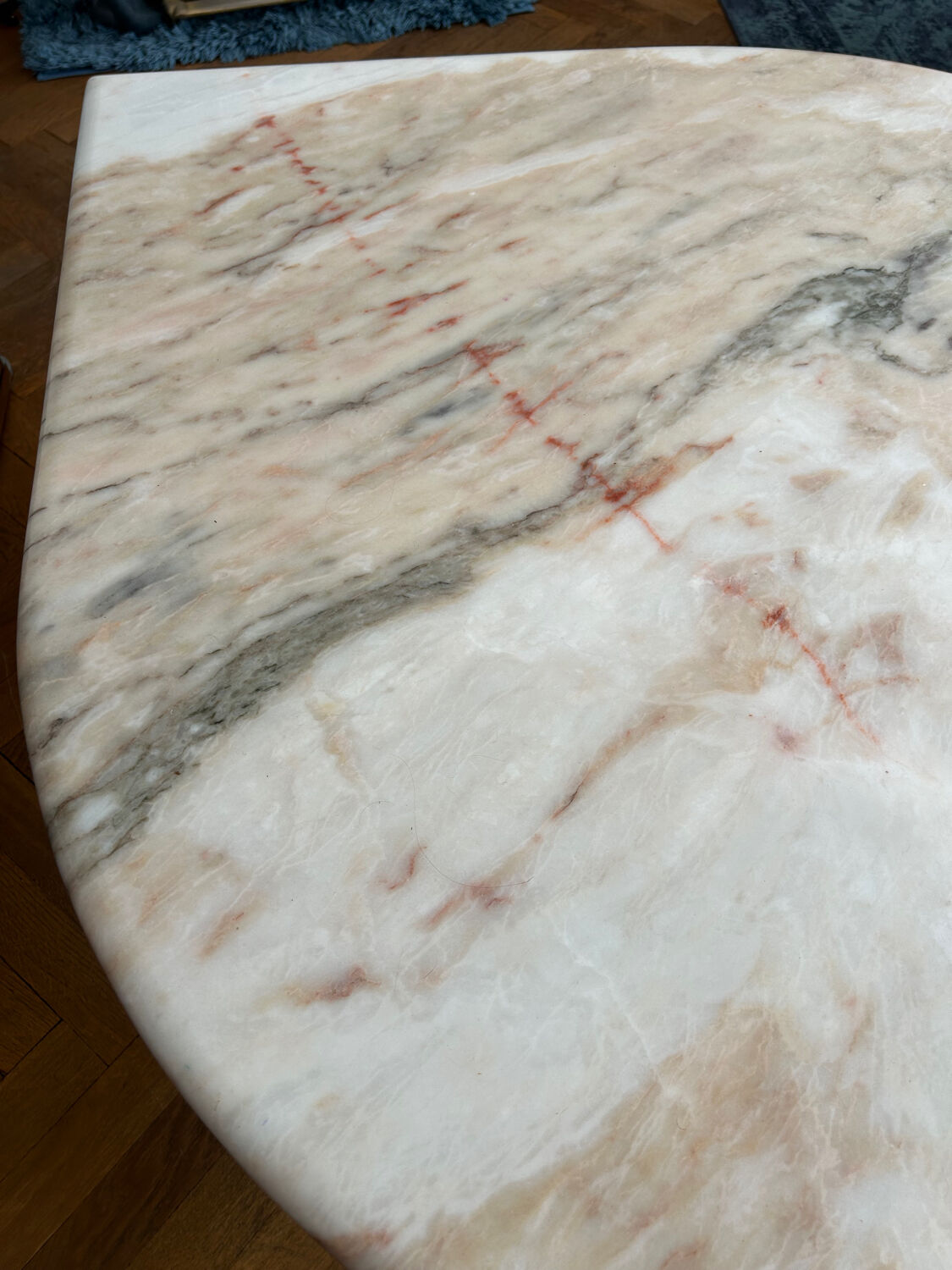 Table basse en marbre design goutte d’eau année 70
