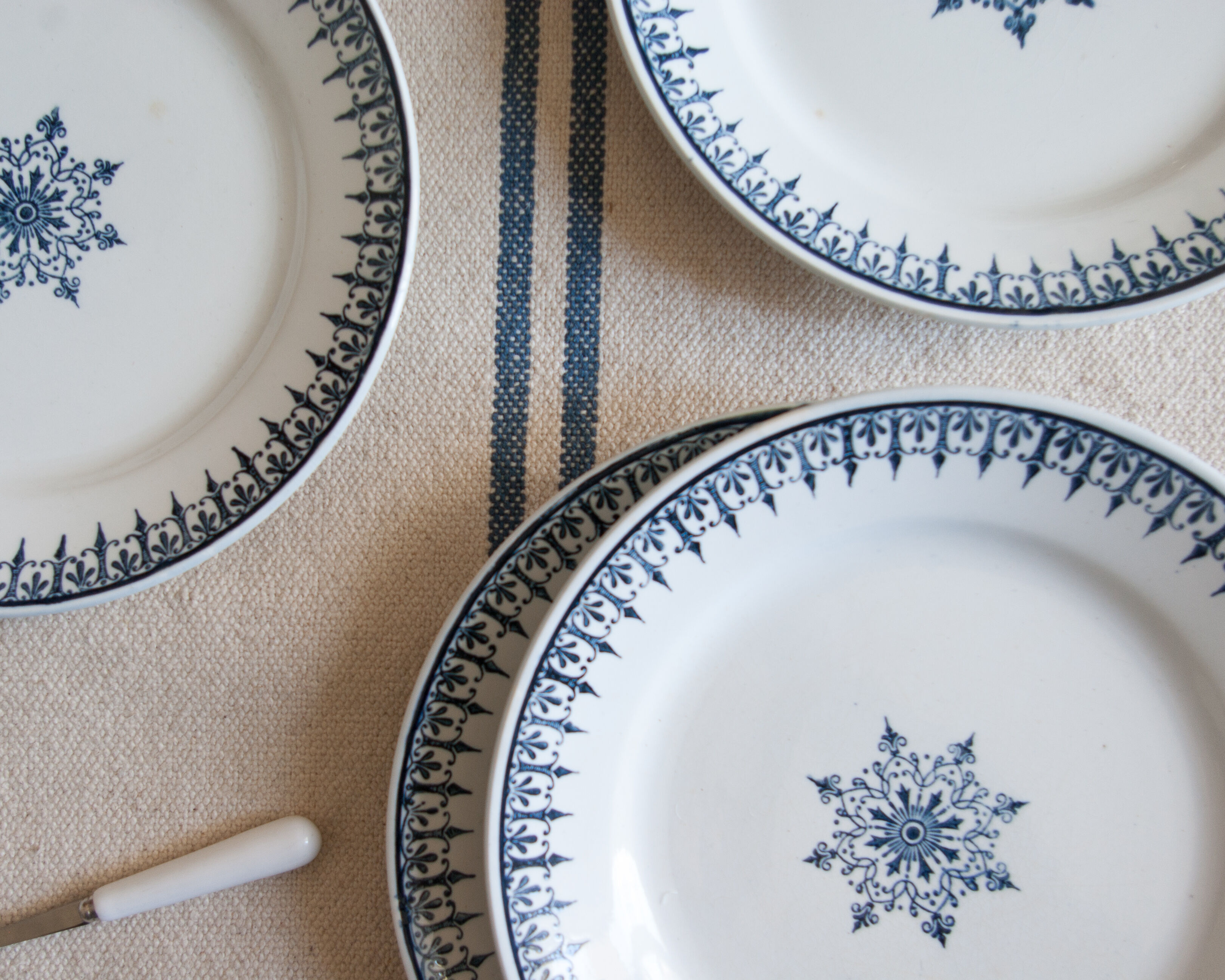 Old dessert plates blue décor, iron earth