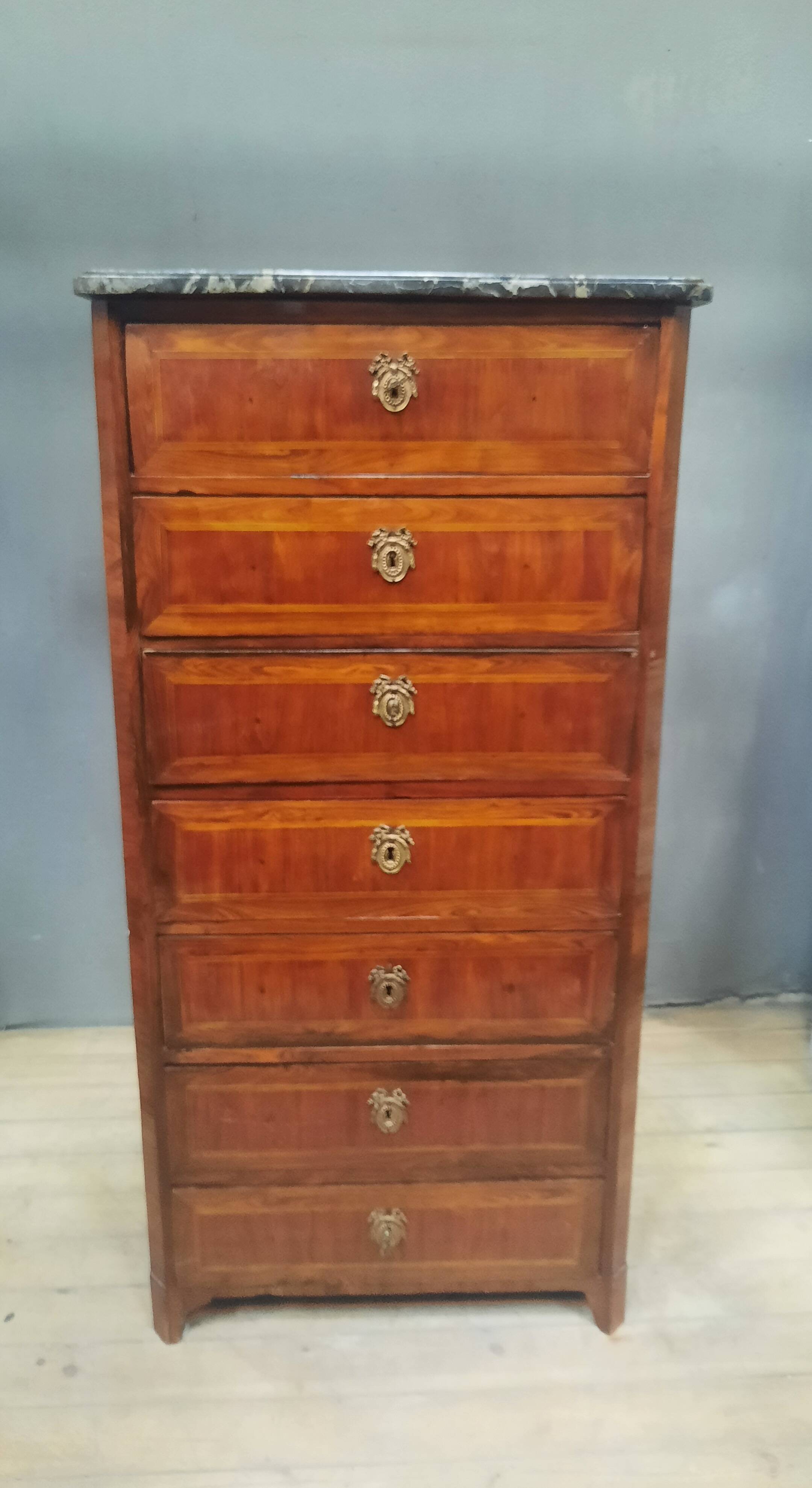 Eighteenth-century wooden veneer chest of drawers