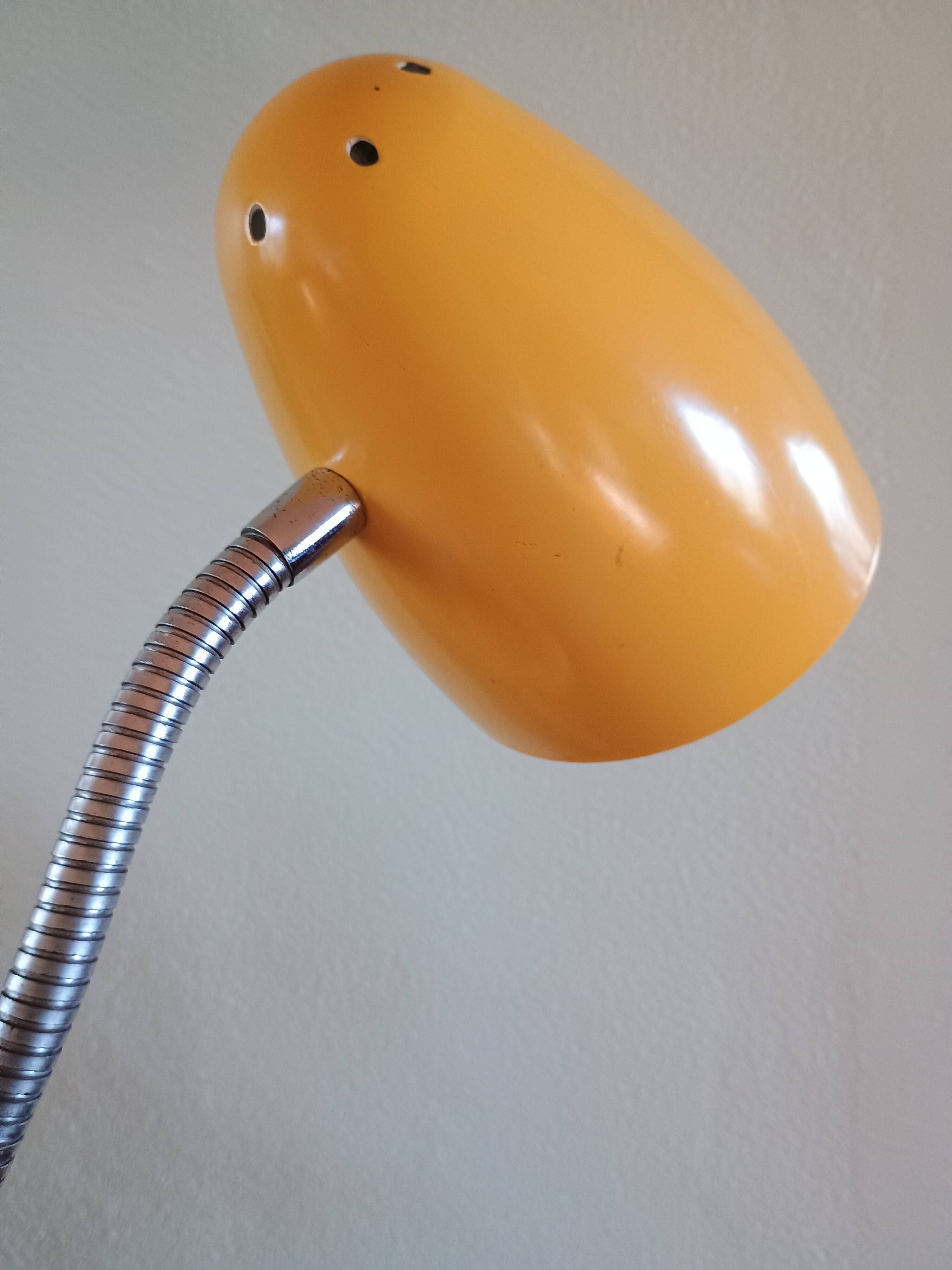VINTAGE DESK LAMP - Yellow metal movable steel arm