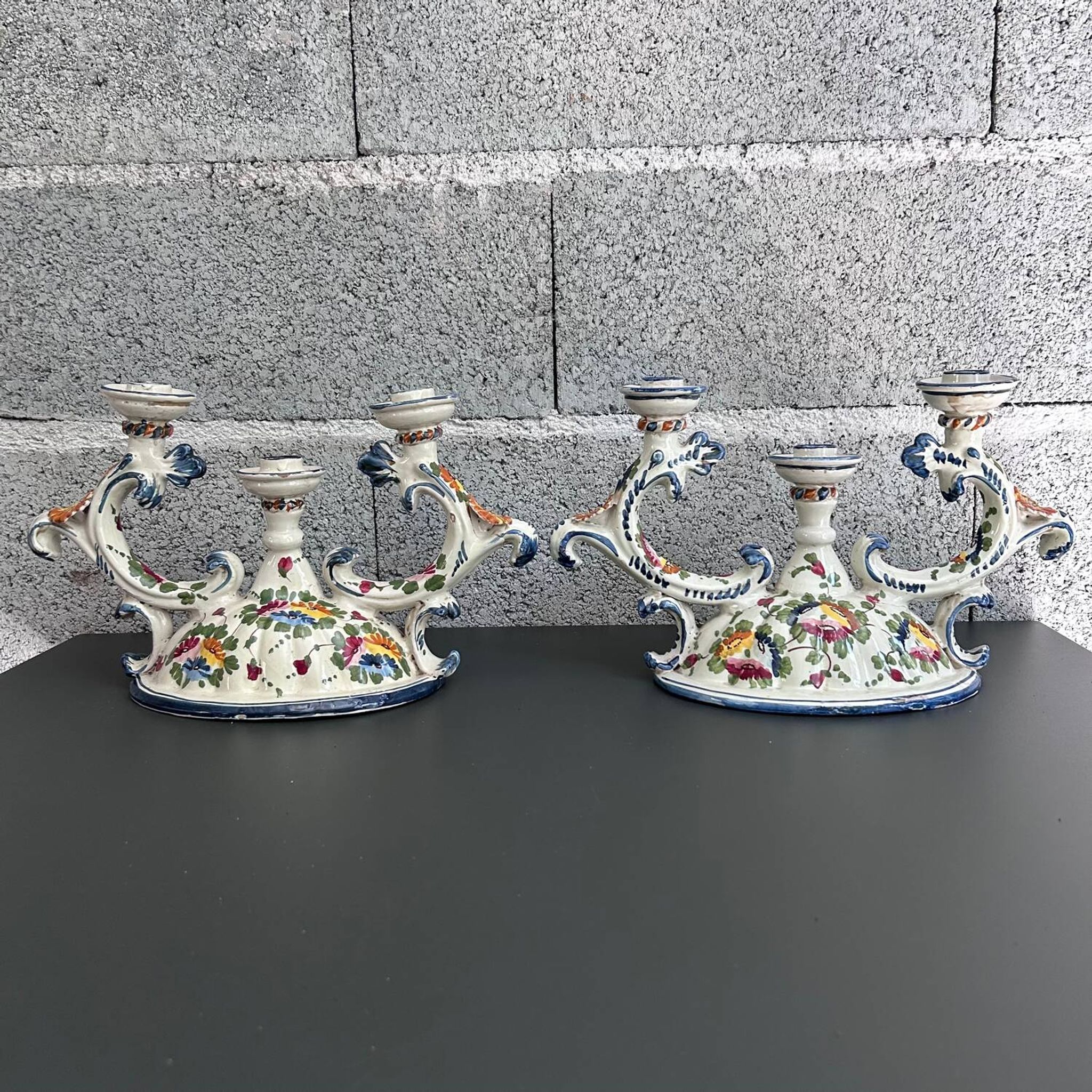 Paire de bougeoirs italiens signés