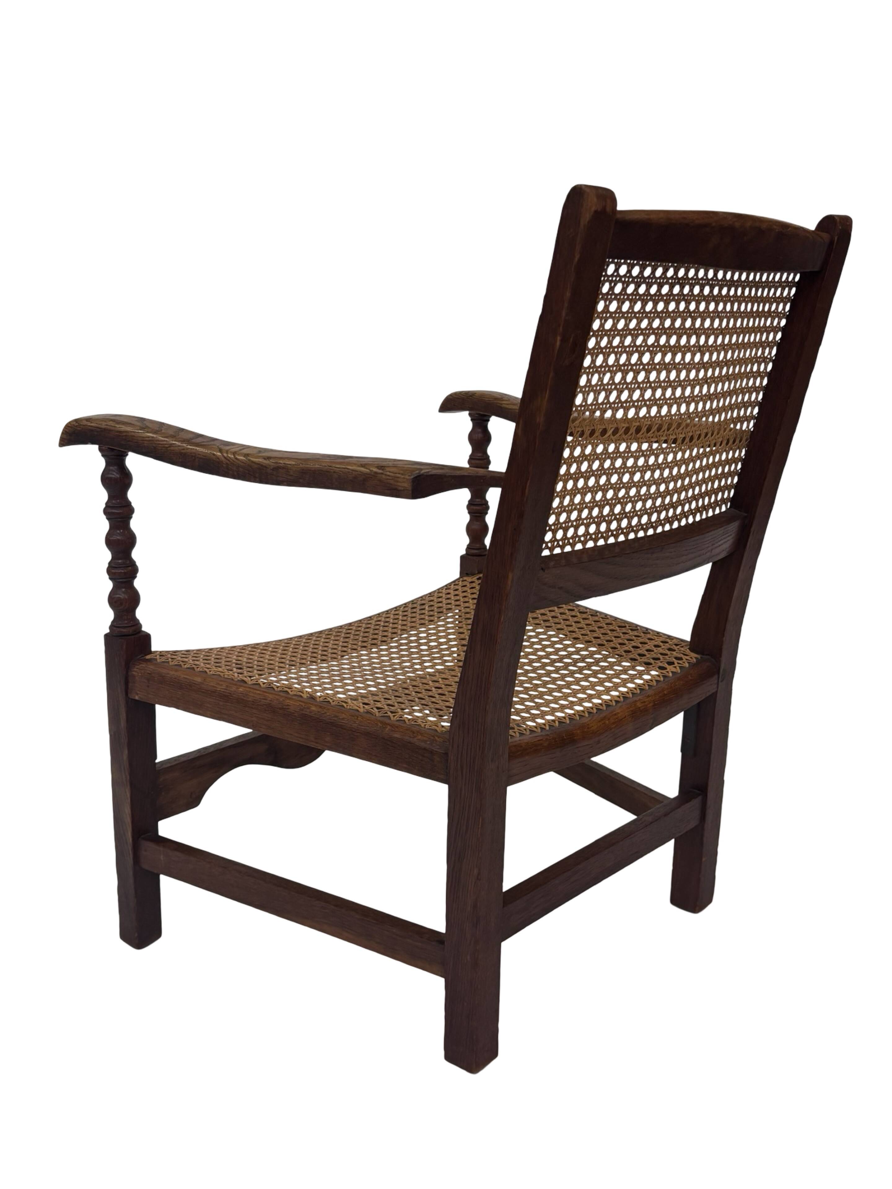 Fauteuil Art Déco en chêne tressé, design minimaliste.