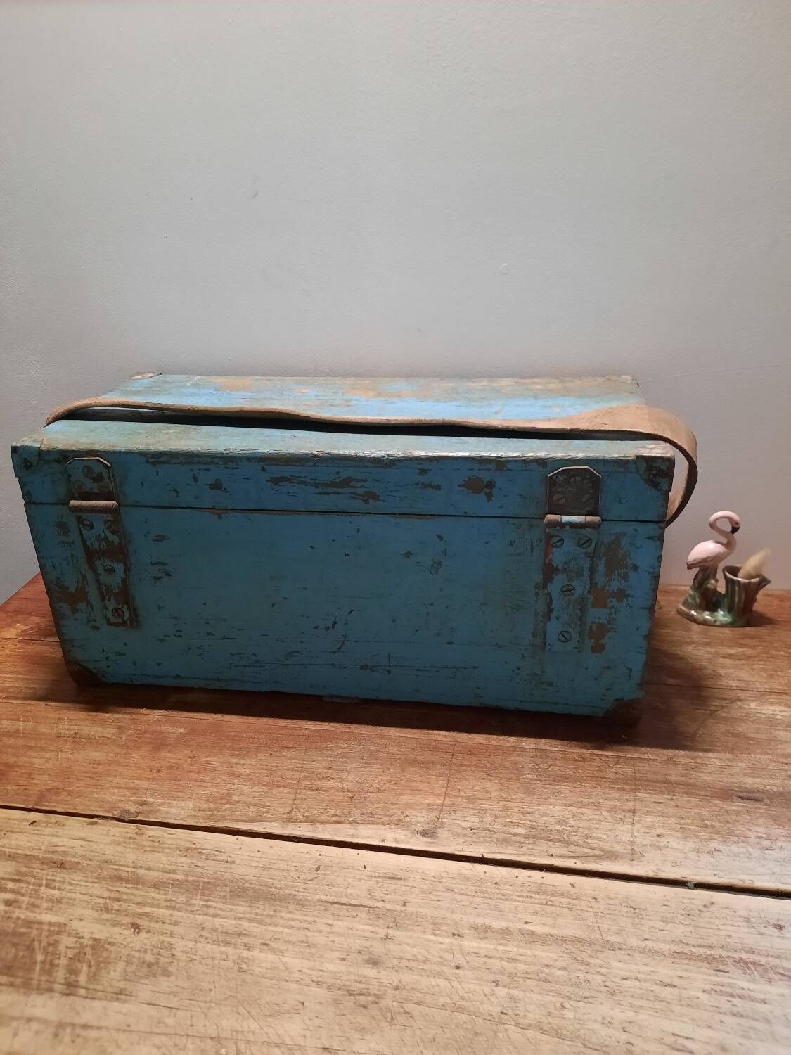 Malle ancienne en bois patinée bleue