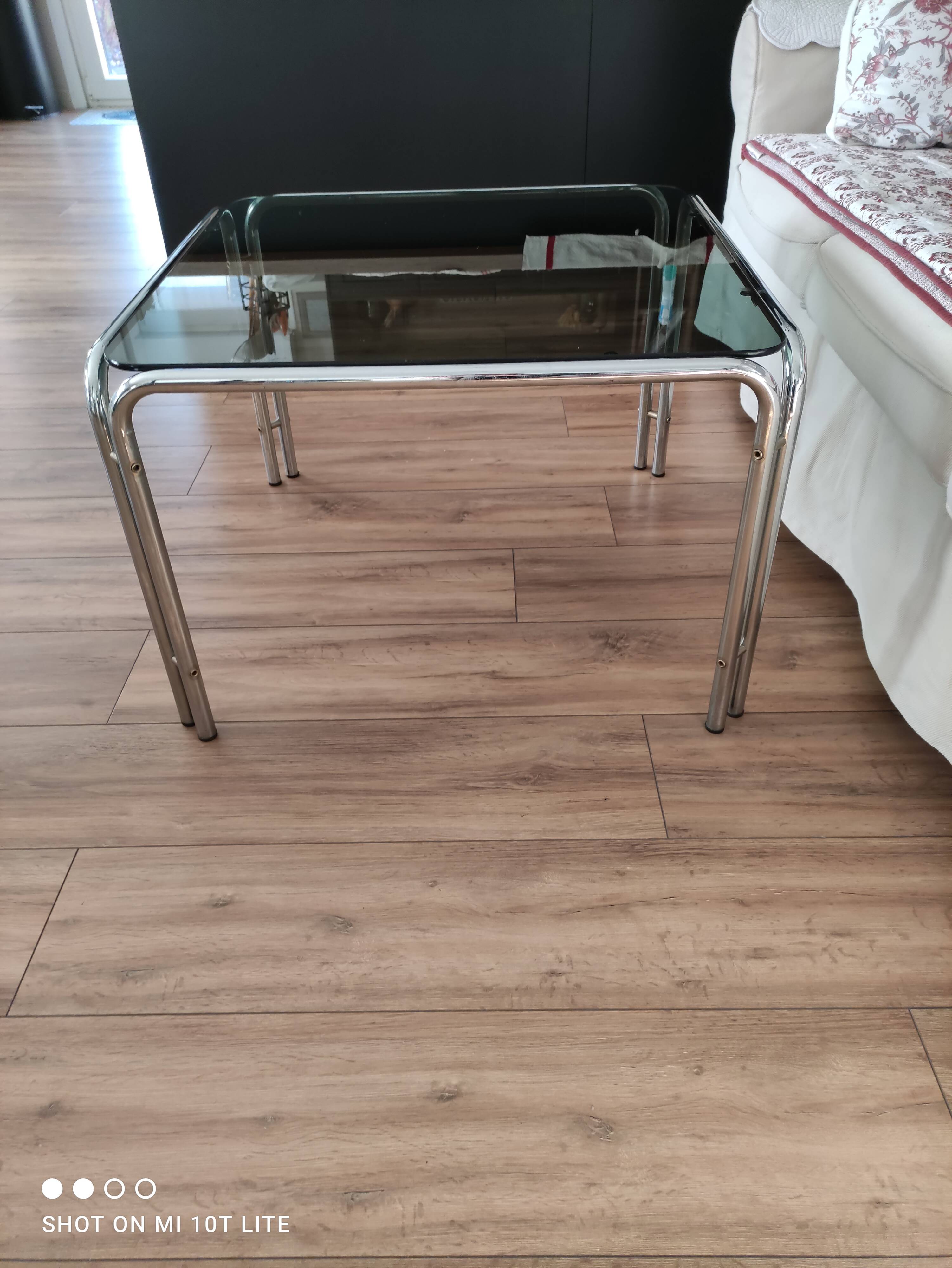 Table basse piètement chromé et plateau en verre fumé noir