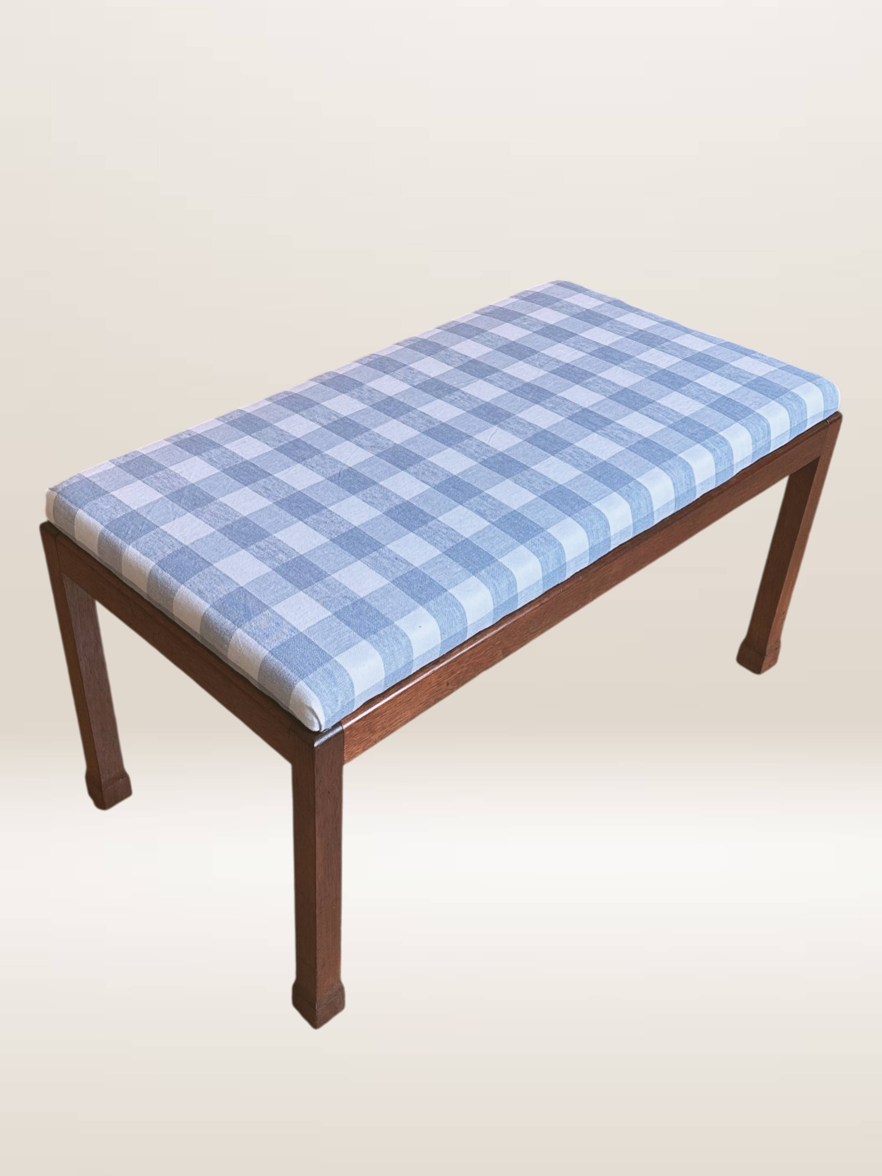 Ottoman coffee table in wood and gingham fabric.