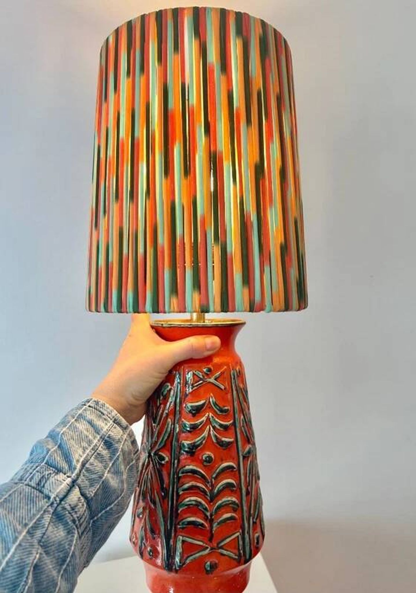Lampe de table d'ambiance upcyclée à partir d'un vase en céramique Übelacker.