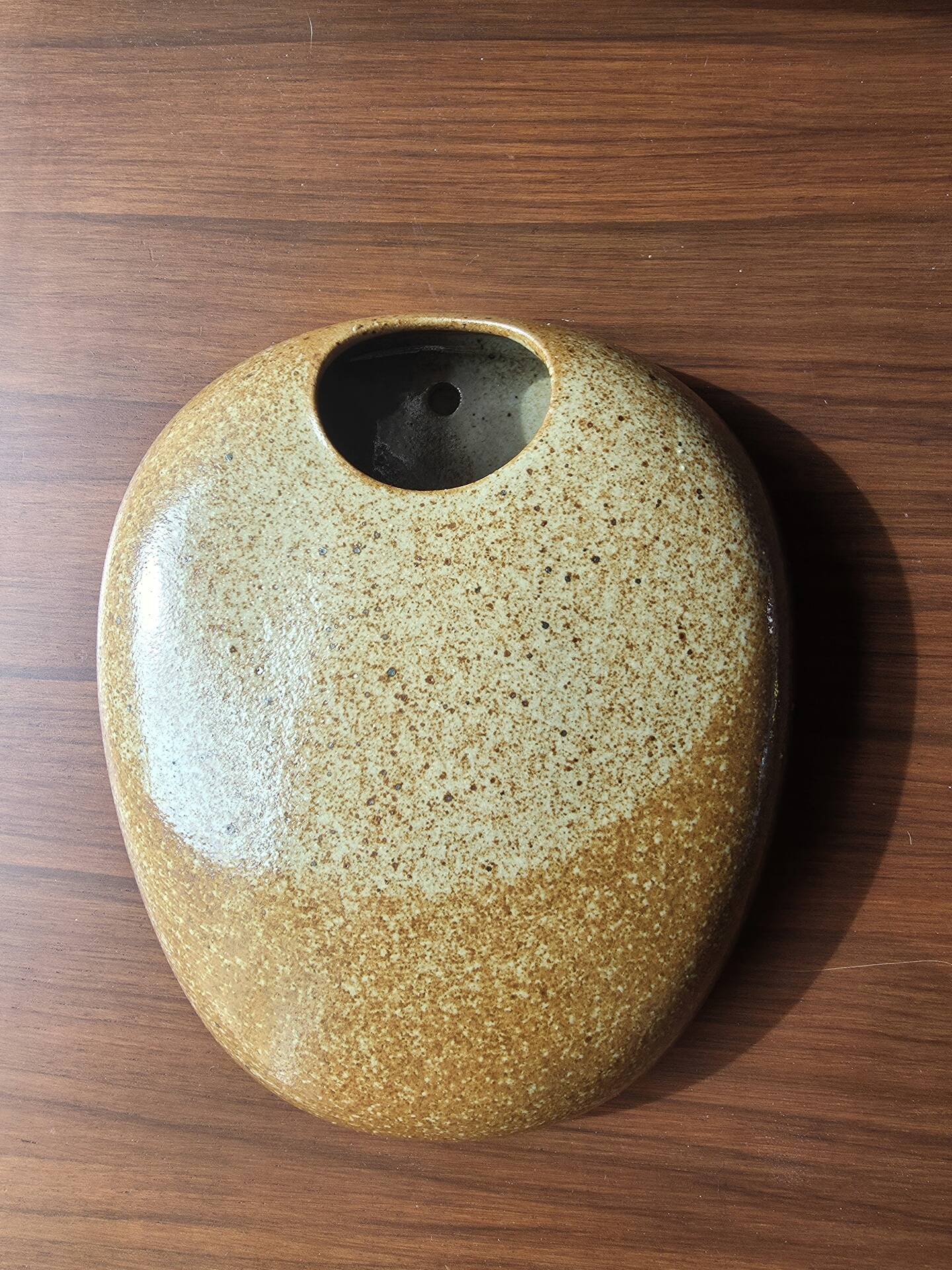 Lens stone wall vase