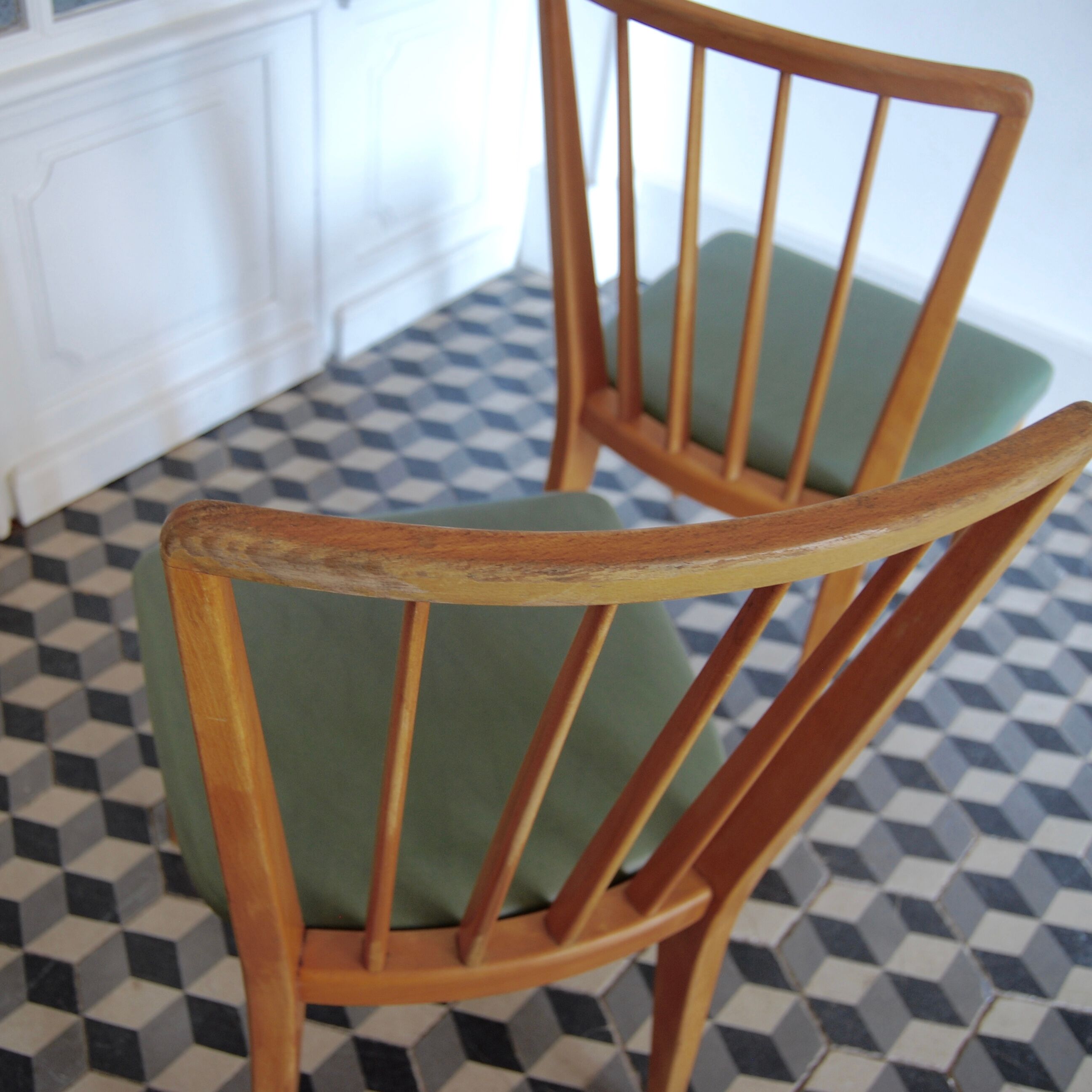 Chaises en bois et skaï vert