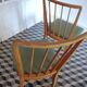 Chaises en bois et skaï vert
