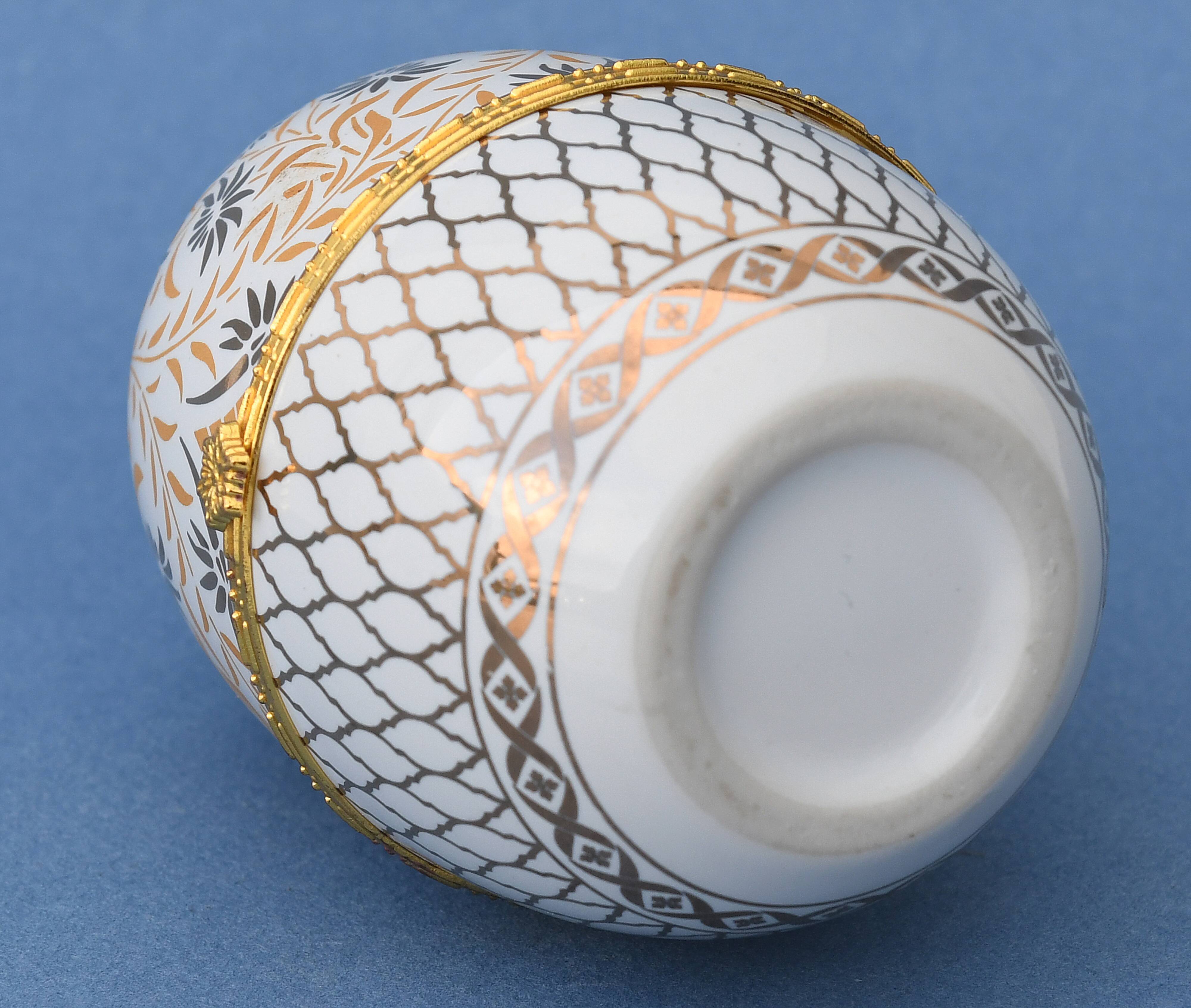 Jewelry box in the shape of a porcelain egg