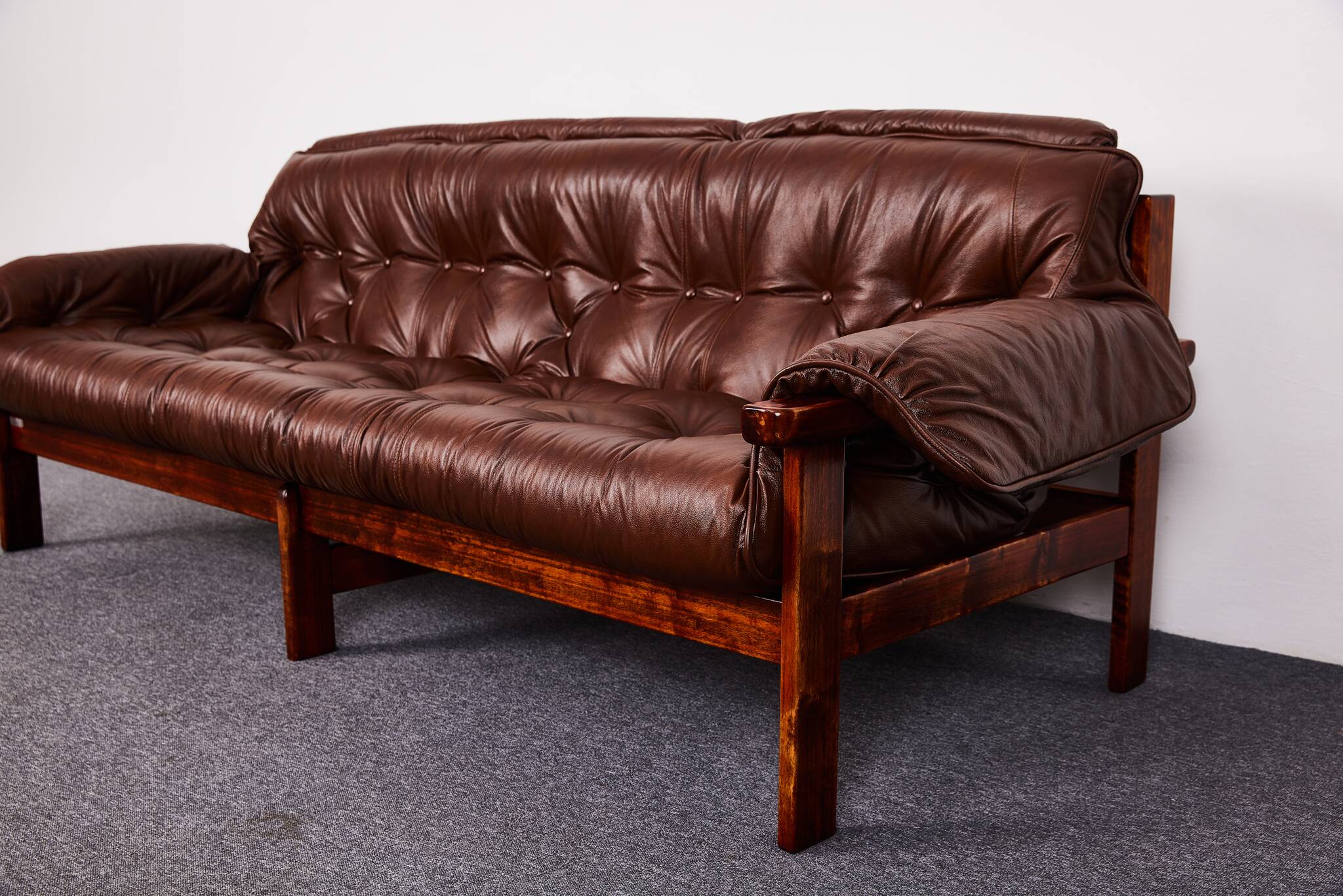 Canapé vintage en cuir capitonné, Brésil des années 1970