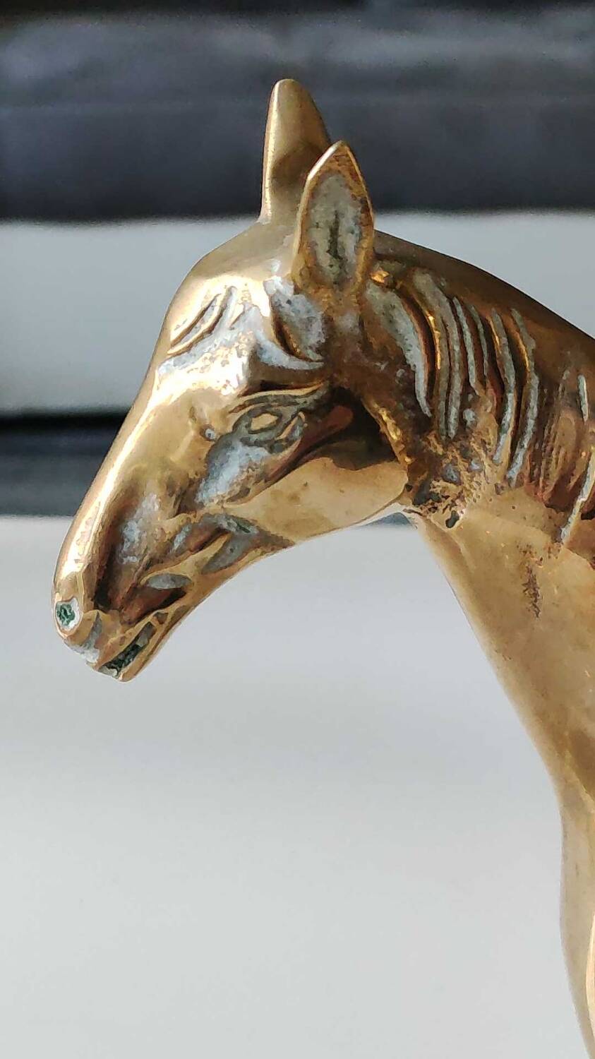 Large vintage sculpture Horse at rest, in solid brass. 22 x 30 cm