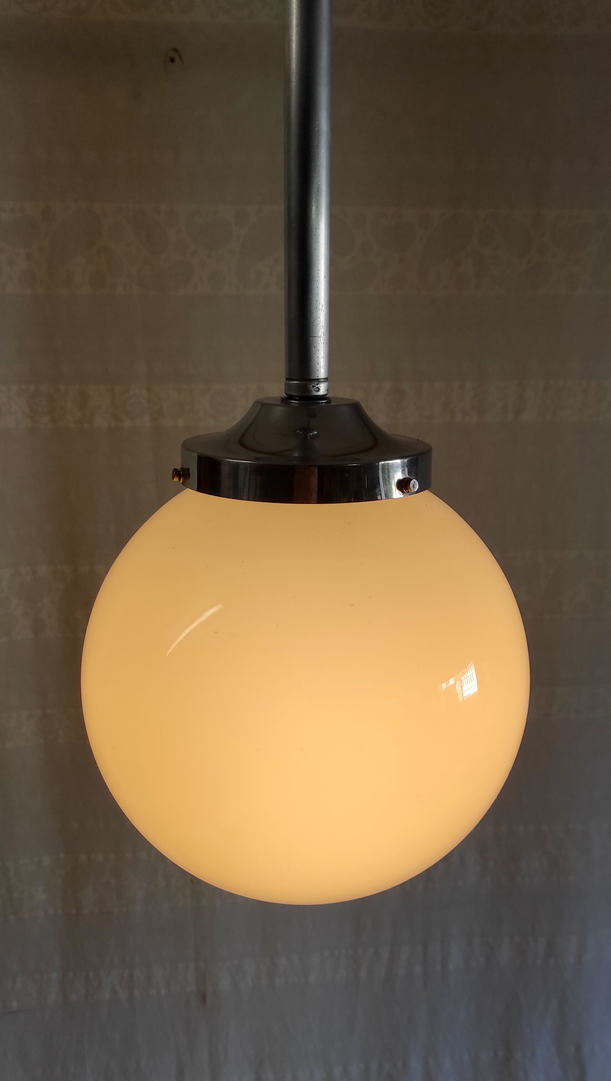 Suspension métal chromé et globe opaline blanc, années 50/60