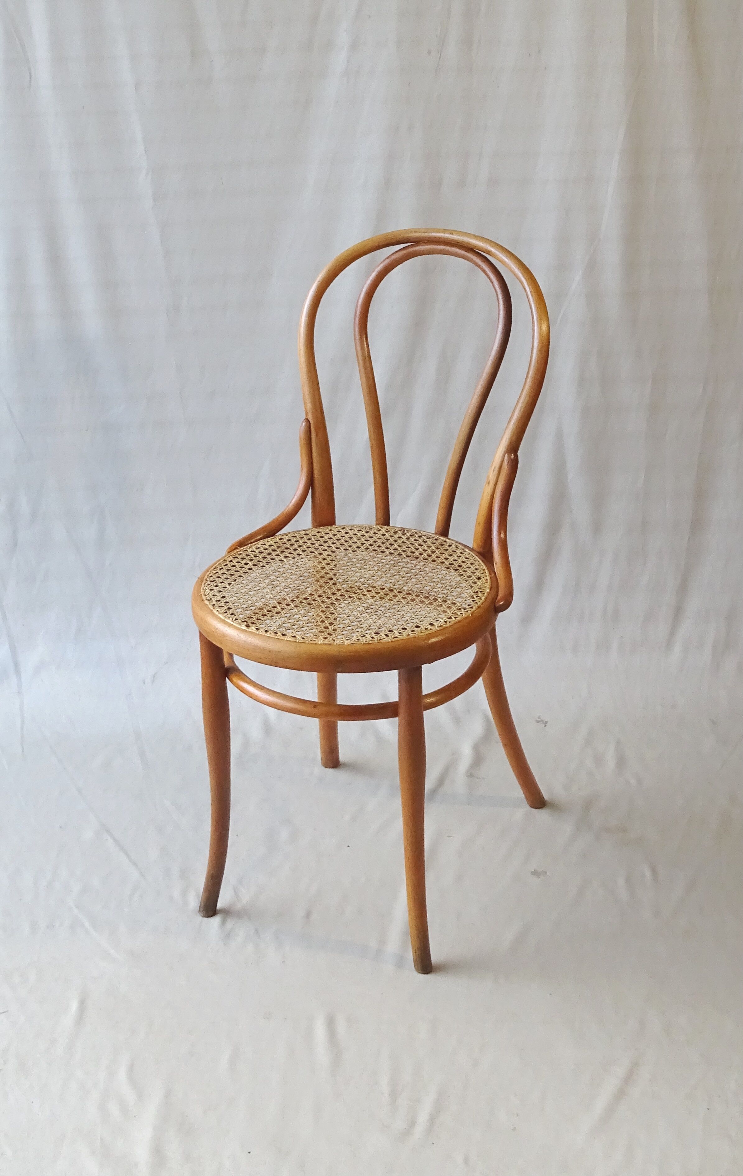 Chaise Thonet N°18, teinte merisier clair, vers 1890, cannée