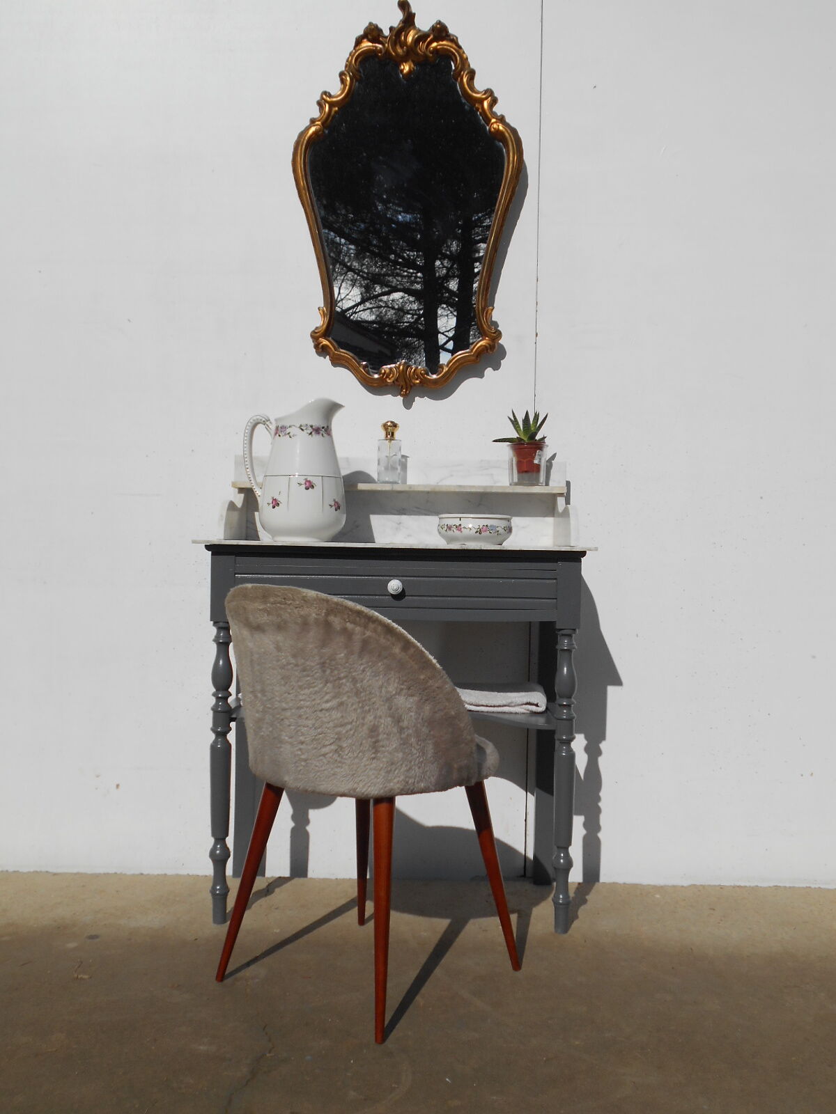 Meuble de toilette en bois et marbre blanc
