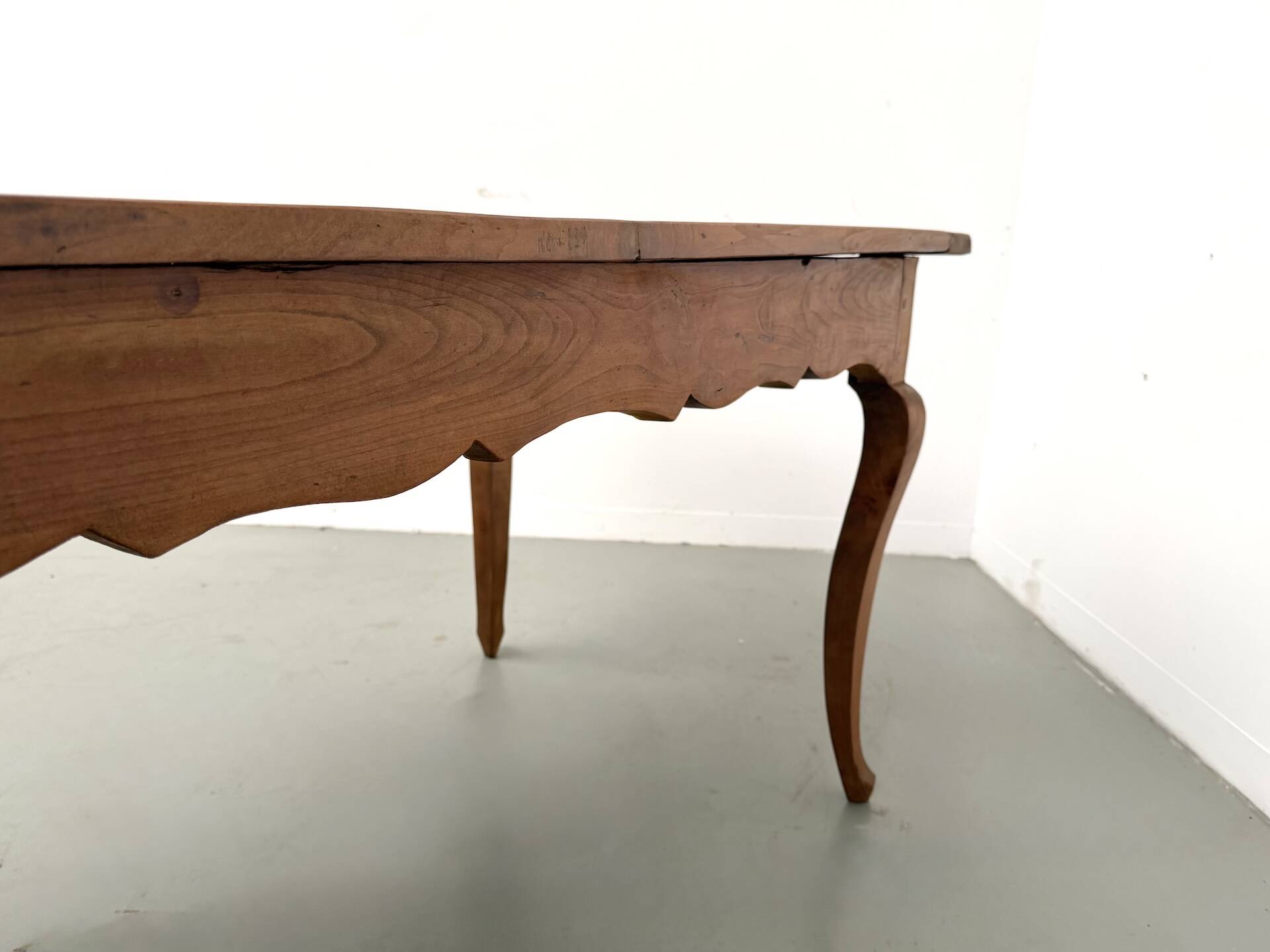 Grande table de ferme en merisier massif des années 1900
